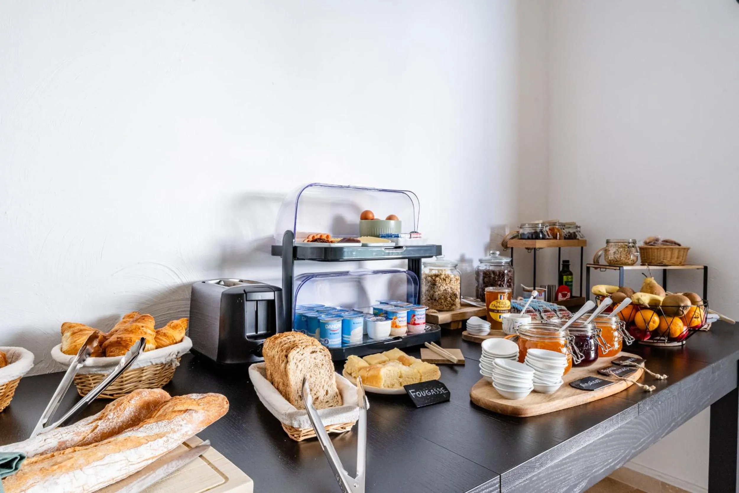 Buffet breakfast in Hôtel La Maison des Croisades - Au pied des Remparts