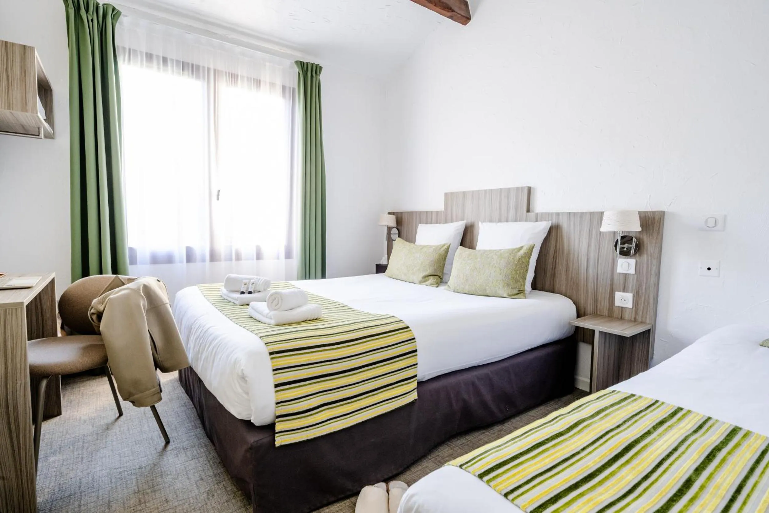 Photo of the whole room, Bed in Hôtel La Maison des Croisades - Au pied des Remparts