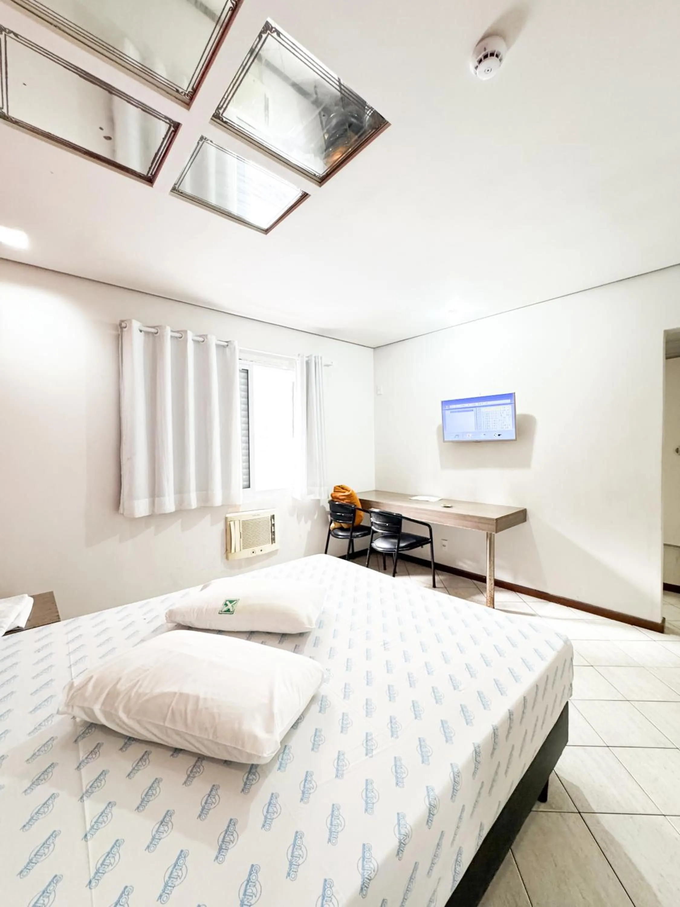 Photo of the whole room, Bed in Golfinho Hotel (Adults Only)