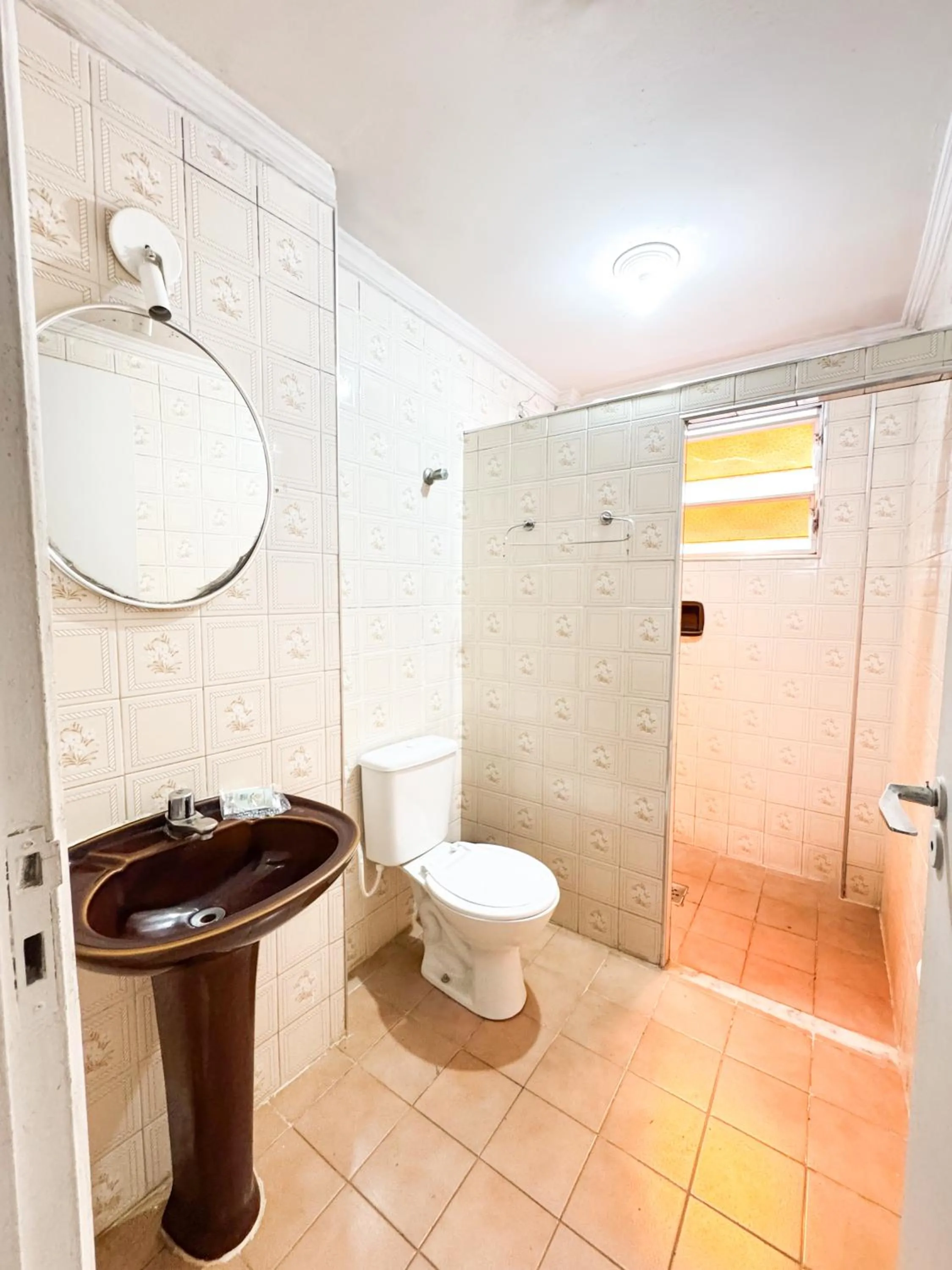 Bathroom in Golfinho Hotel (Adults Only)