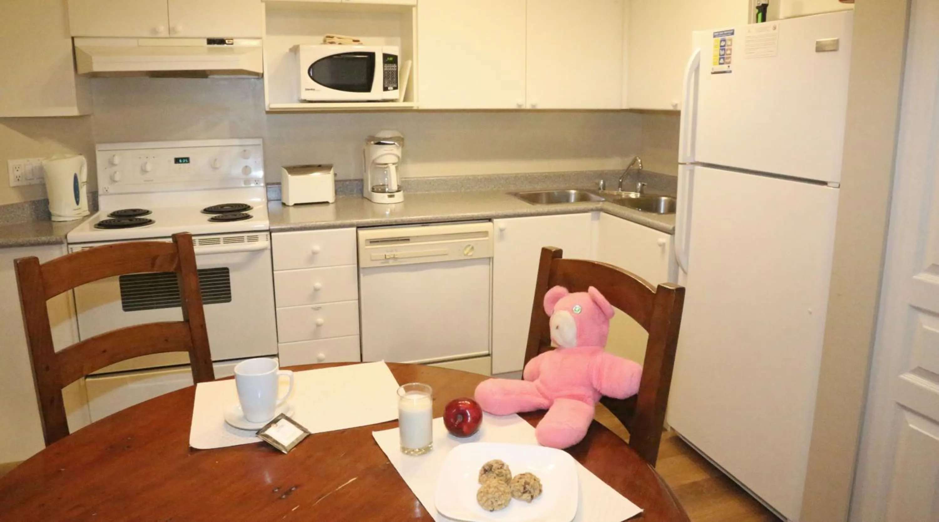 Kitchen or kitchenette in Times Square Suites Hotel