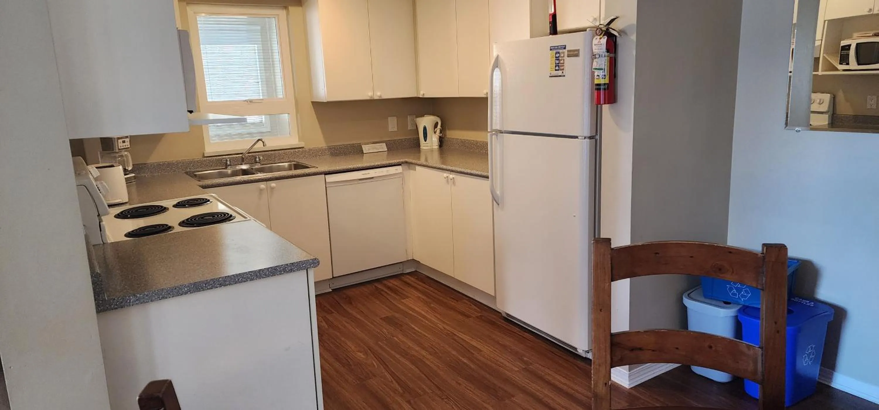 Kitchen or kitchenette in Times Square Suites Hotel