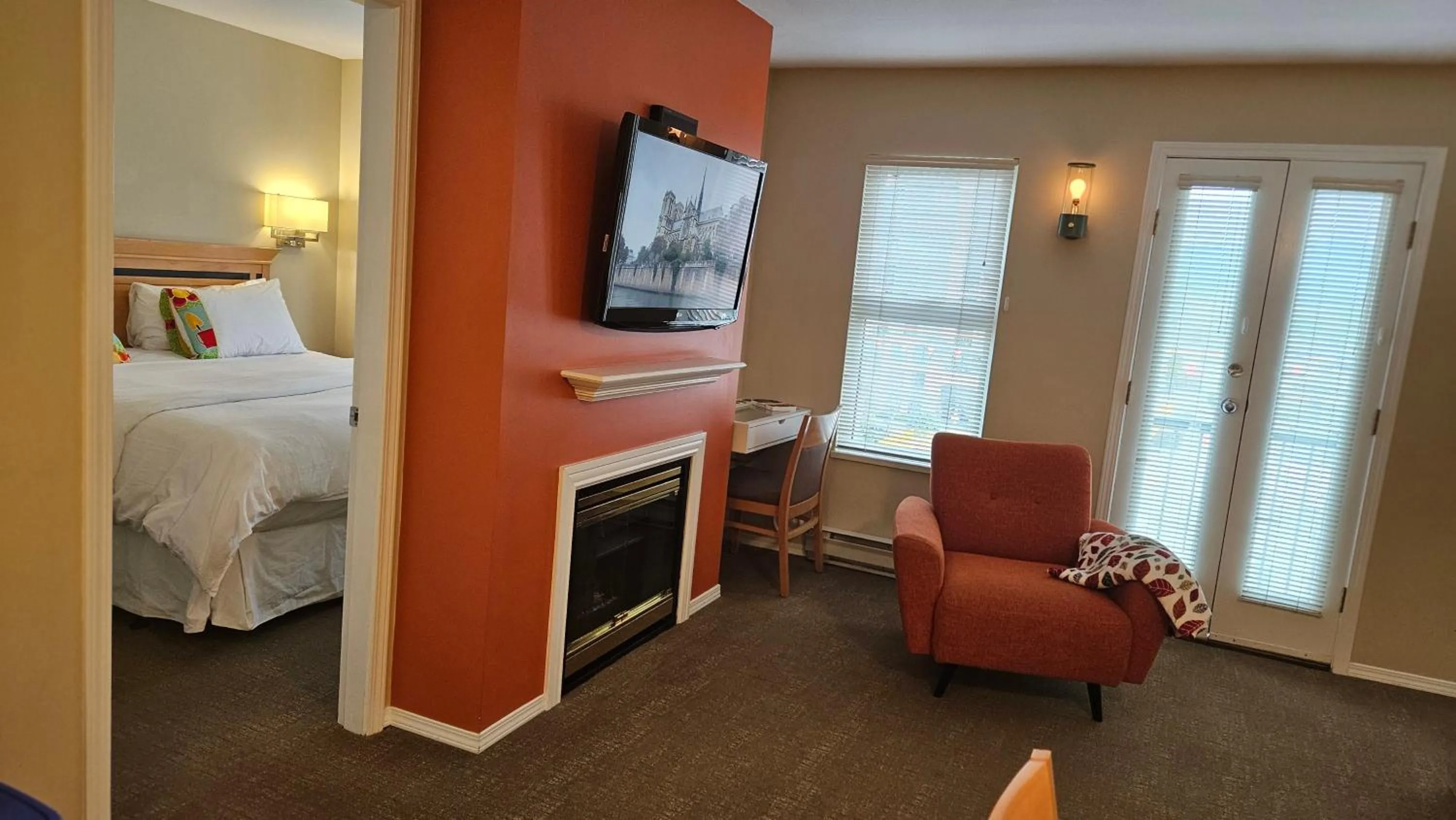 Living room, Bed in Times Square Suites Hotel