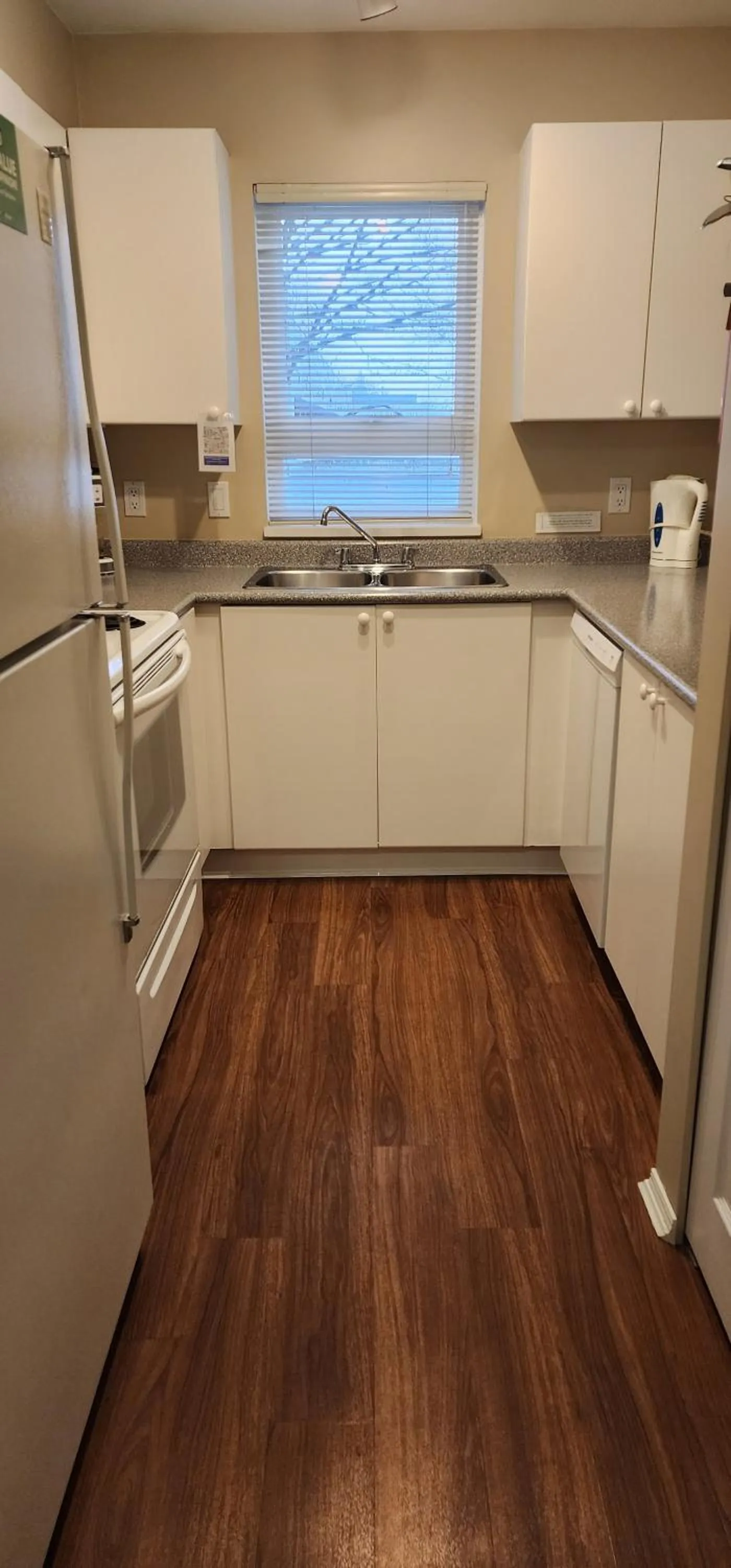 Kitchen or kitchenette in Times Square Suites Hotel