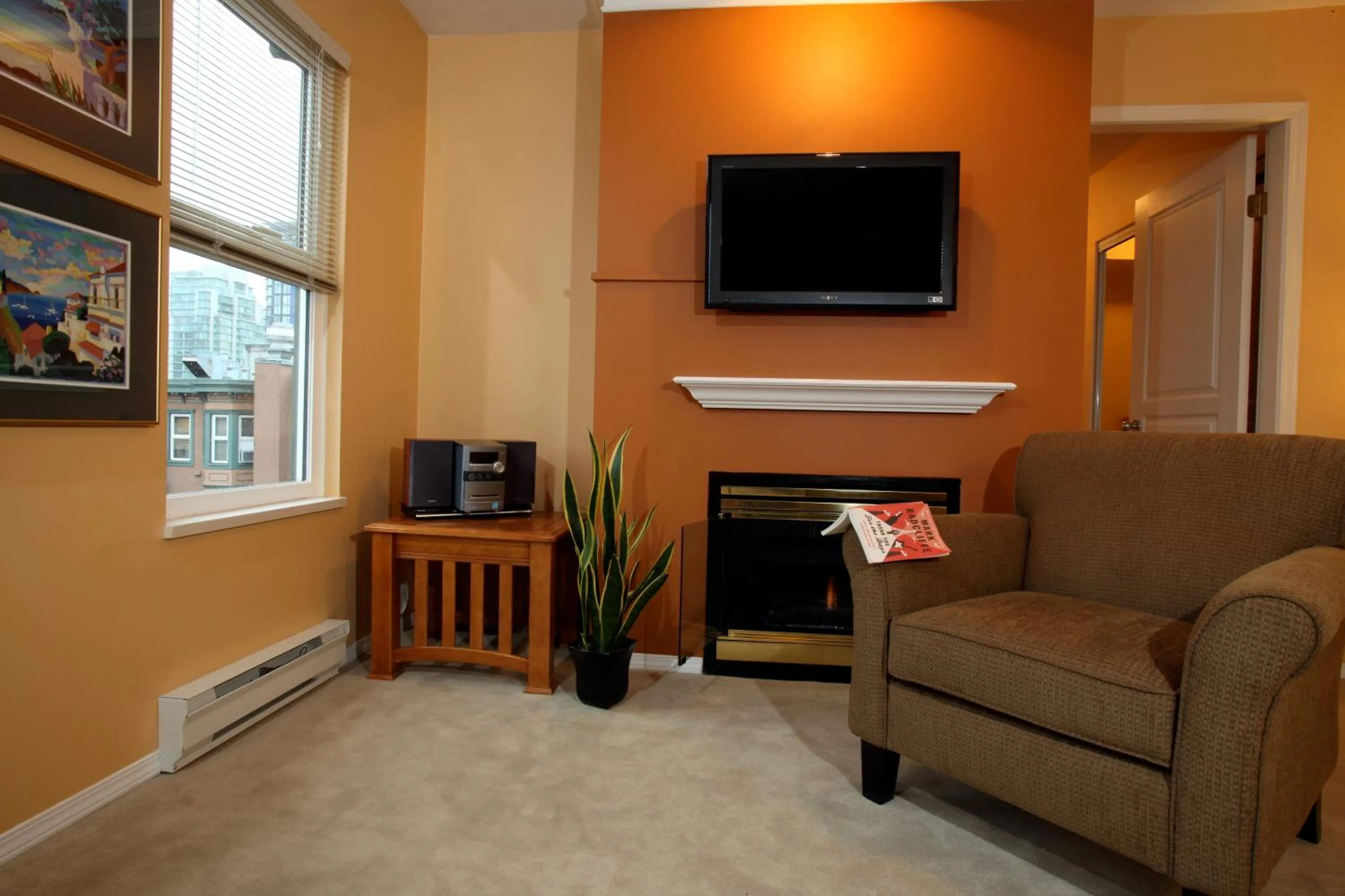 TV and multimedia in Times Square Suites Hotel