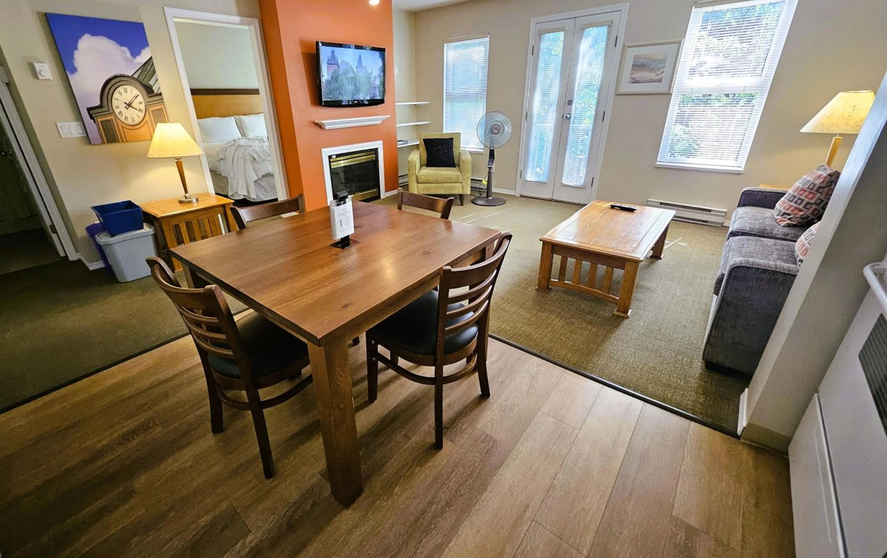 Dining area in Times Square Suites Hotel