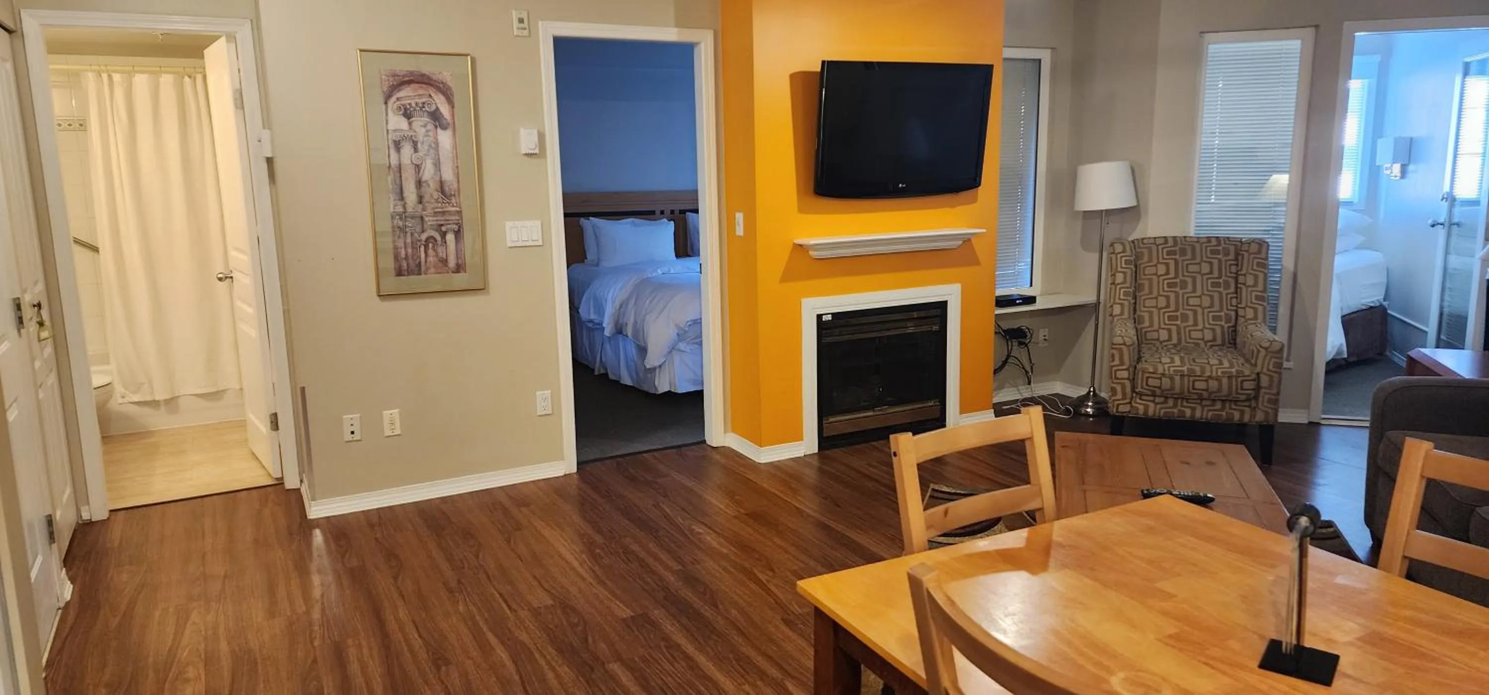 TV and multimedia in Times Square Suites Hotel