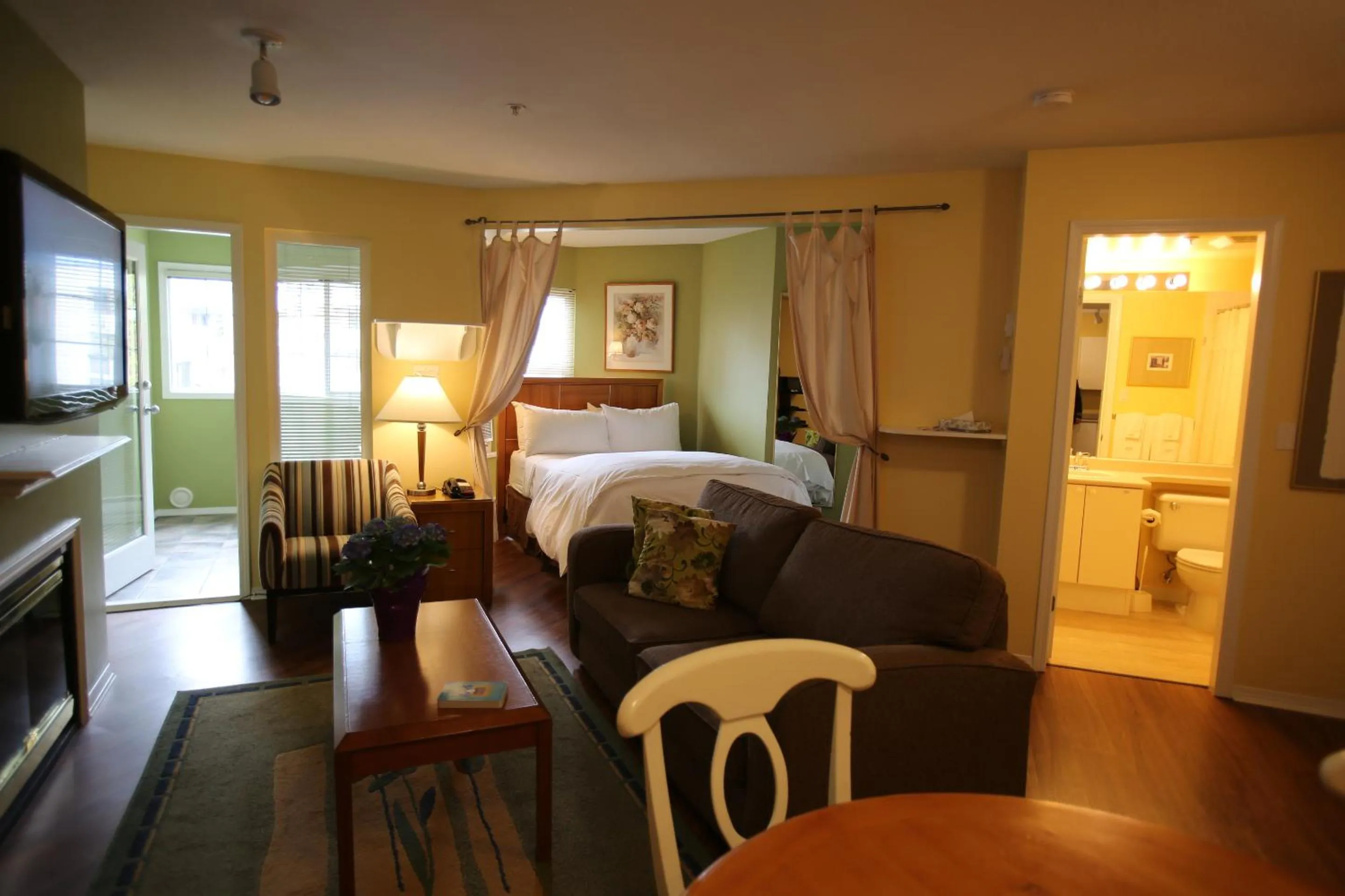 Living room, Bed in Times Square Suites Hotel