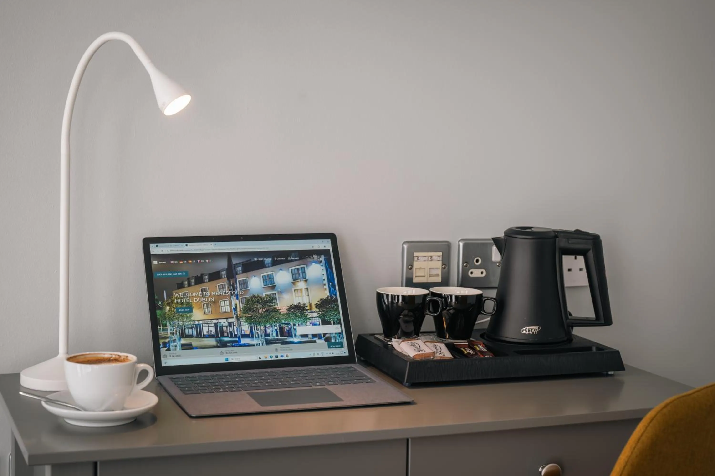Coffee/tea facilities in Beresford Hotel