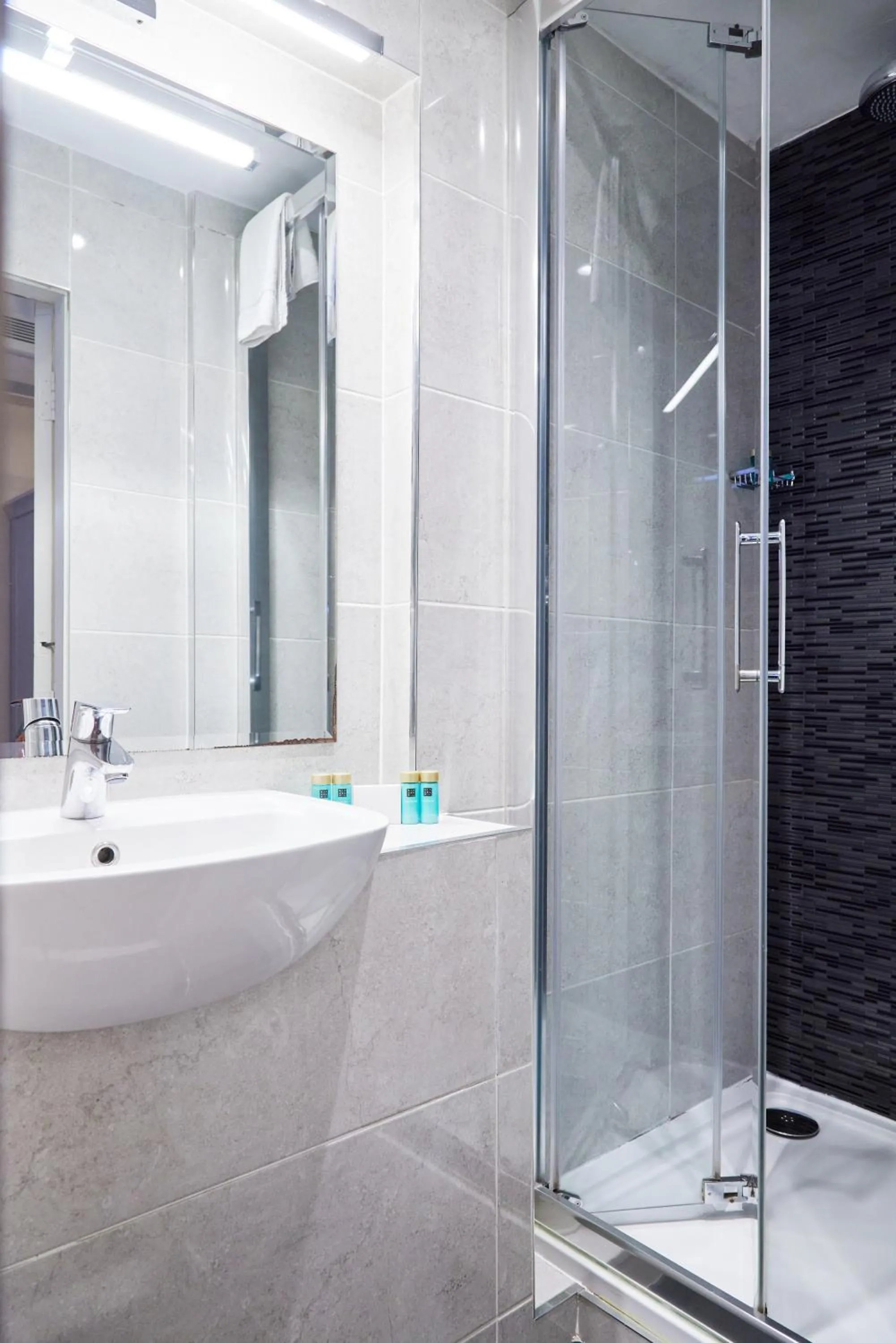 Shower in Hotel Isaacs Cork City