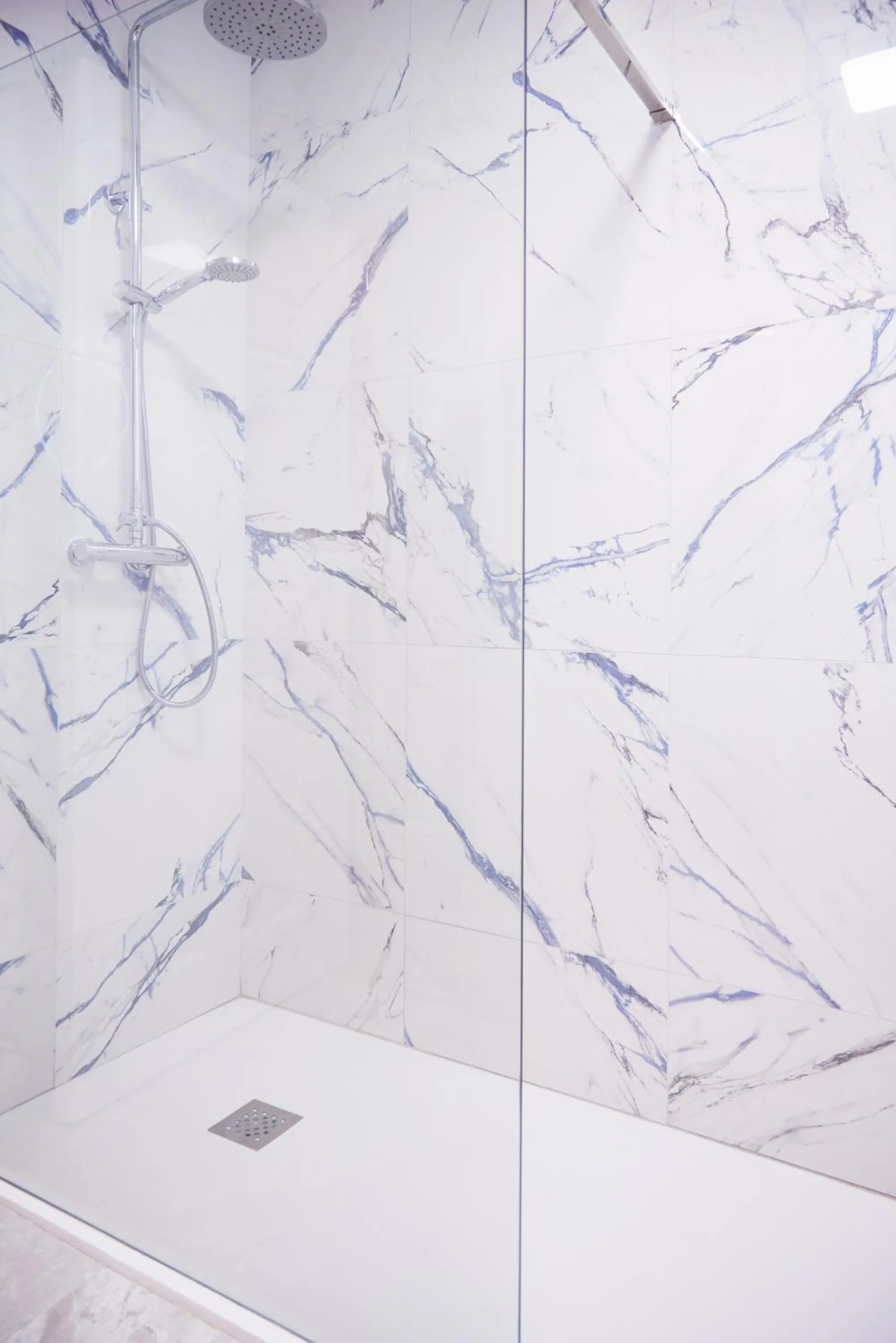 Bathroom in Hotel Isaacs Cork City