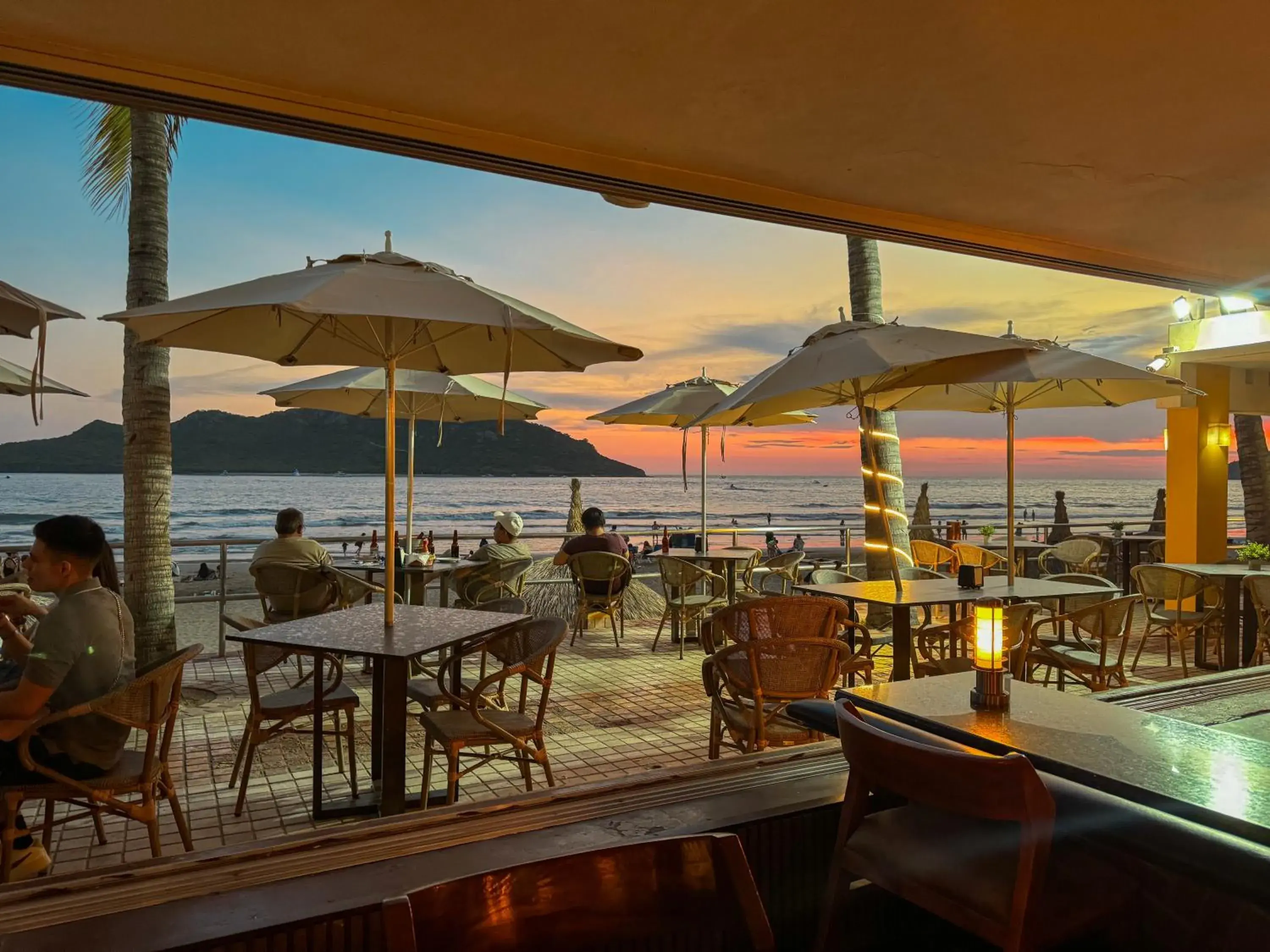 Restaurant/places to eat in Las Flores Beach Resort Restaurant/places to eat in Las Flores Beach Resort