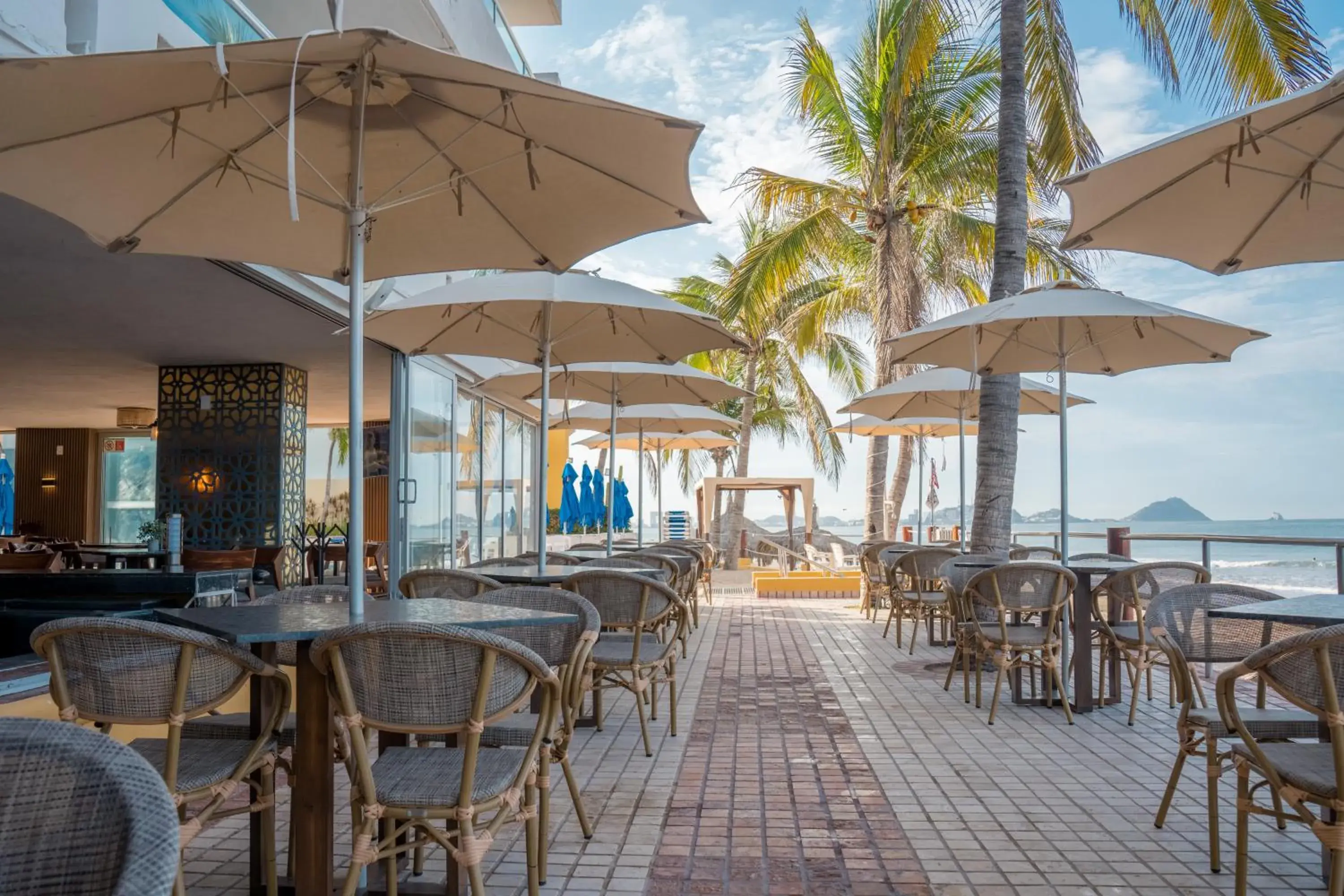 Restaurant/places to eat in Las Flores Beach Resort Restaurant/places to eat in Las Flores Beach Resort