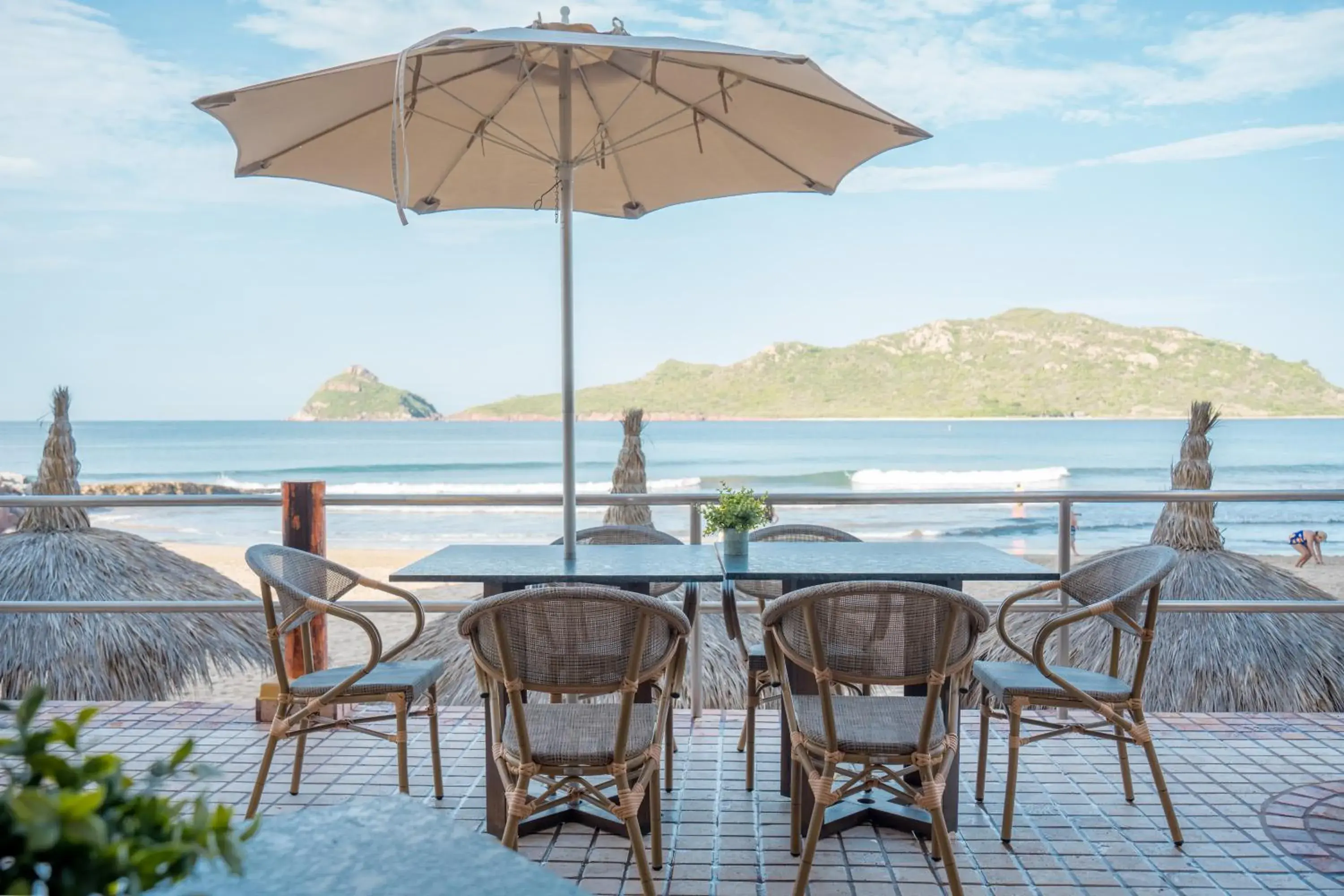 Restaurant/places to eat in Las Flores Beach Resort Restaurant/places to eat in Las Flores Beach Resort