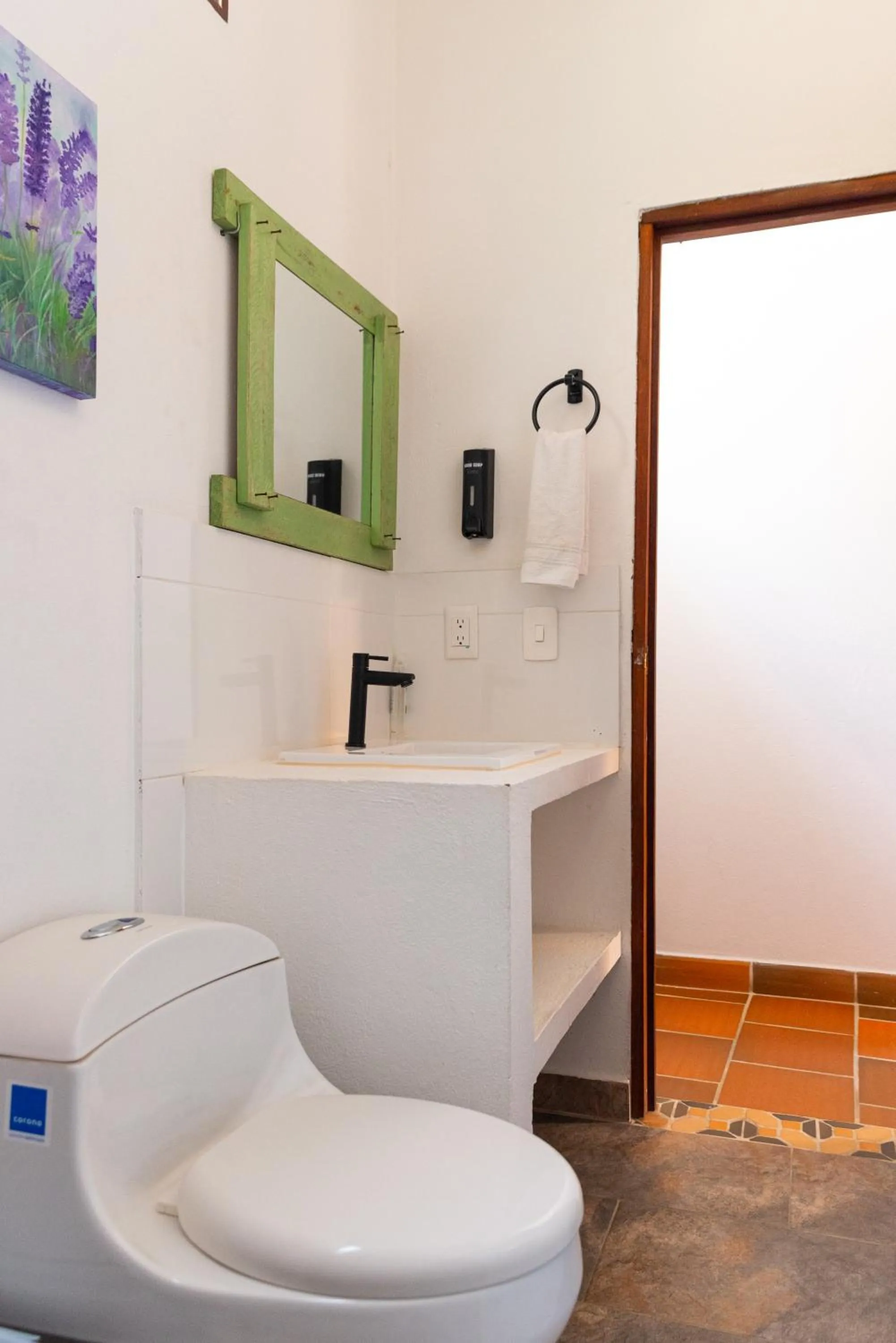 Toilet in Traveler Hostel