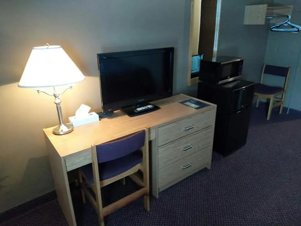 Communal lounge/ TV room in Shoal Lake Motor Inn