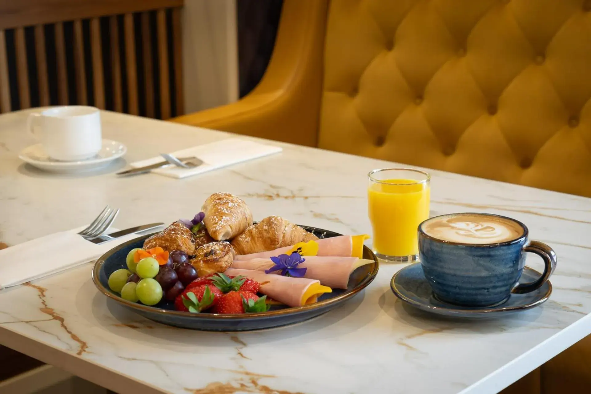 Restaurant/places to eat in Grand Canal Hotel Restaurant/places to eat in Grand Canal Hotel