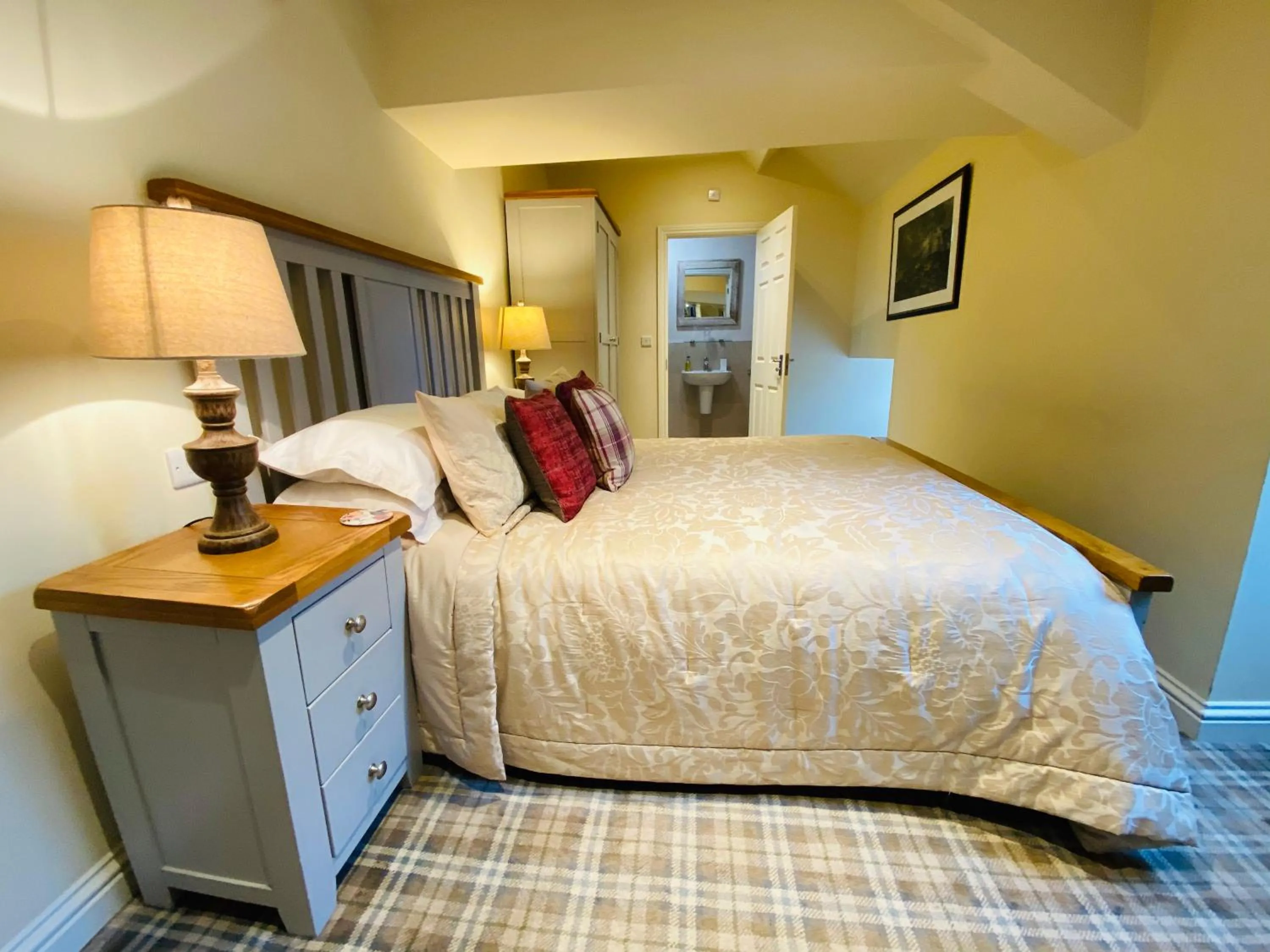 Photo of the whole room, Bed in The Moon Inn at Stoney Middleton