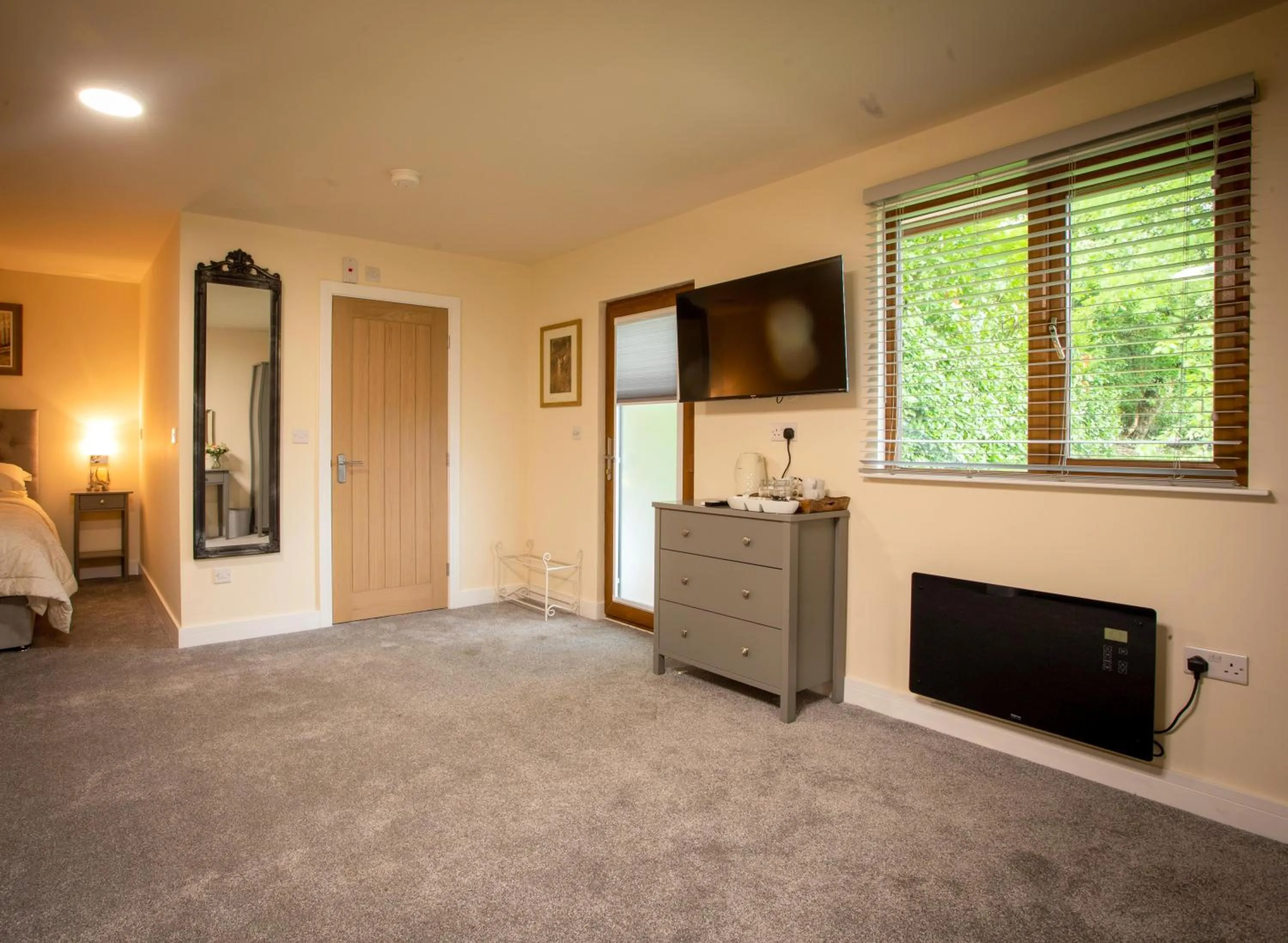 TV and multimedia in The Moon Inn at Stoney Middleton