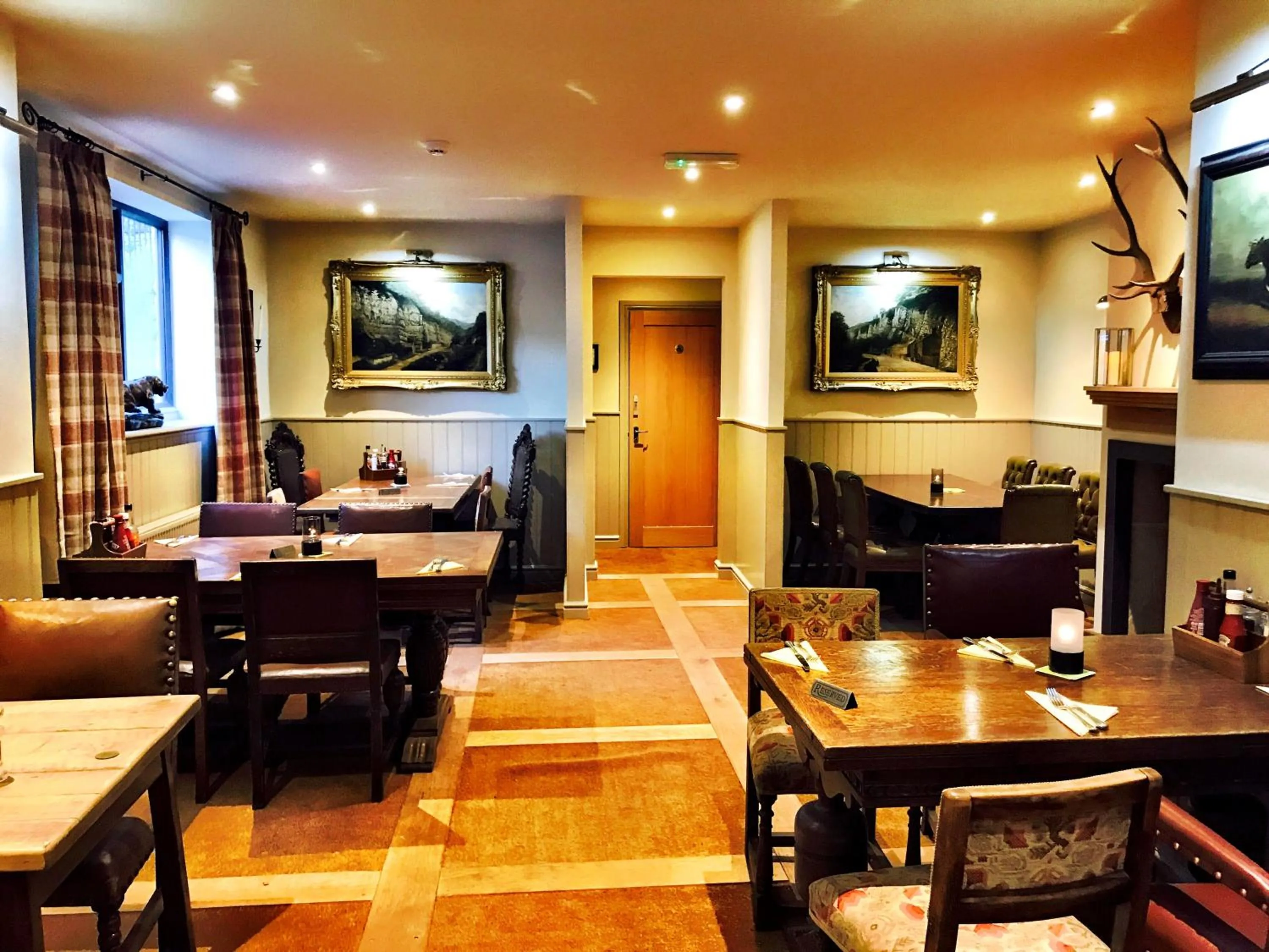 Lounge or bar in The Moon Inn at Stoney Middleton