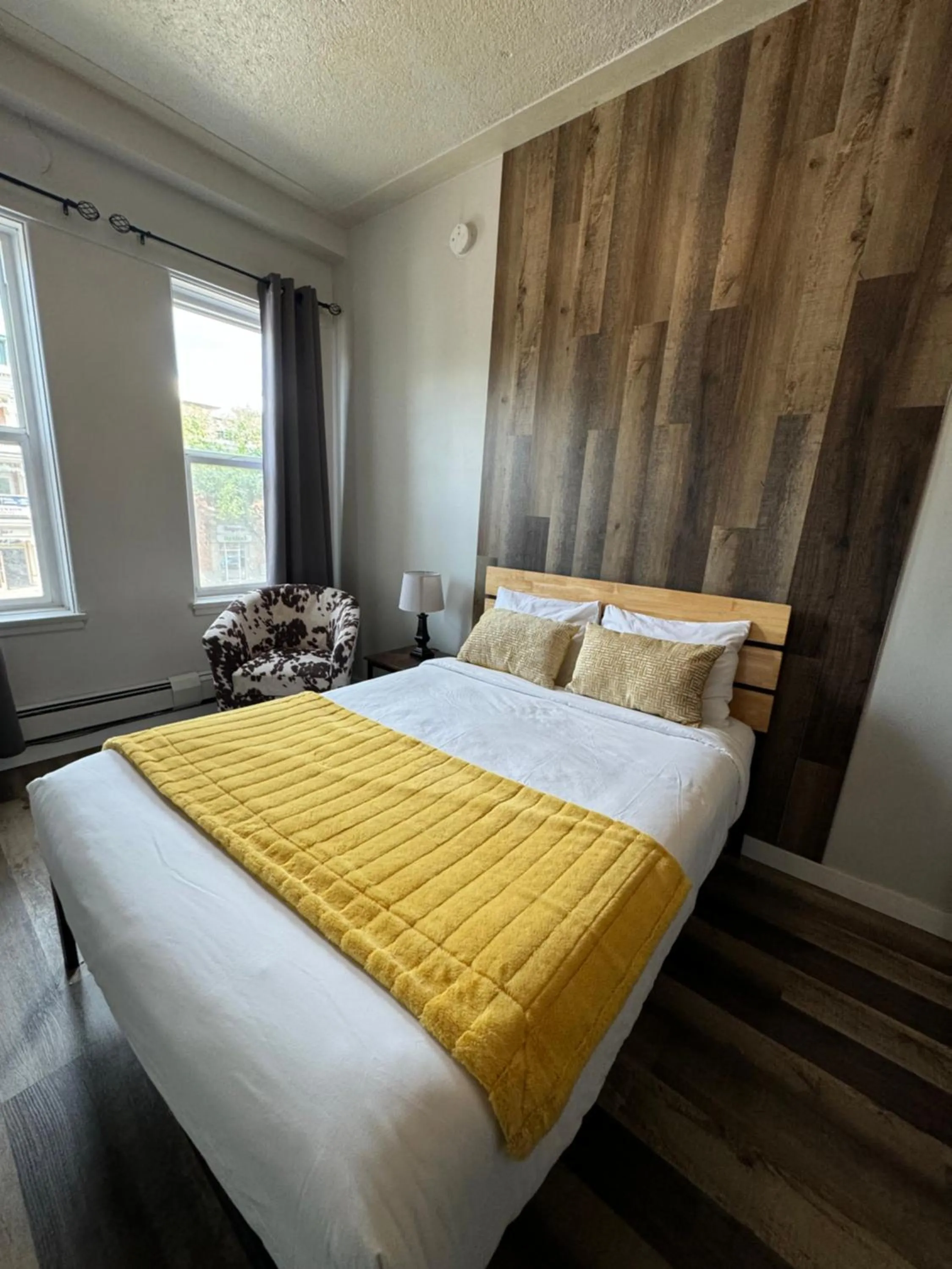 Bedroom, Bed in Commercial Hotel