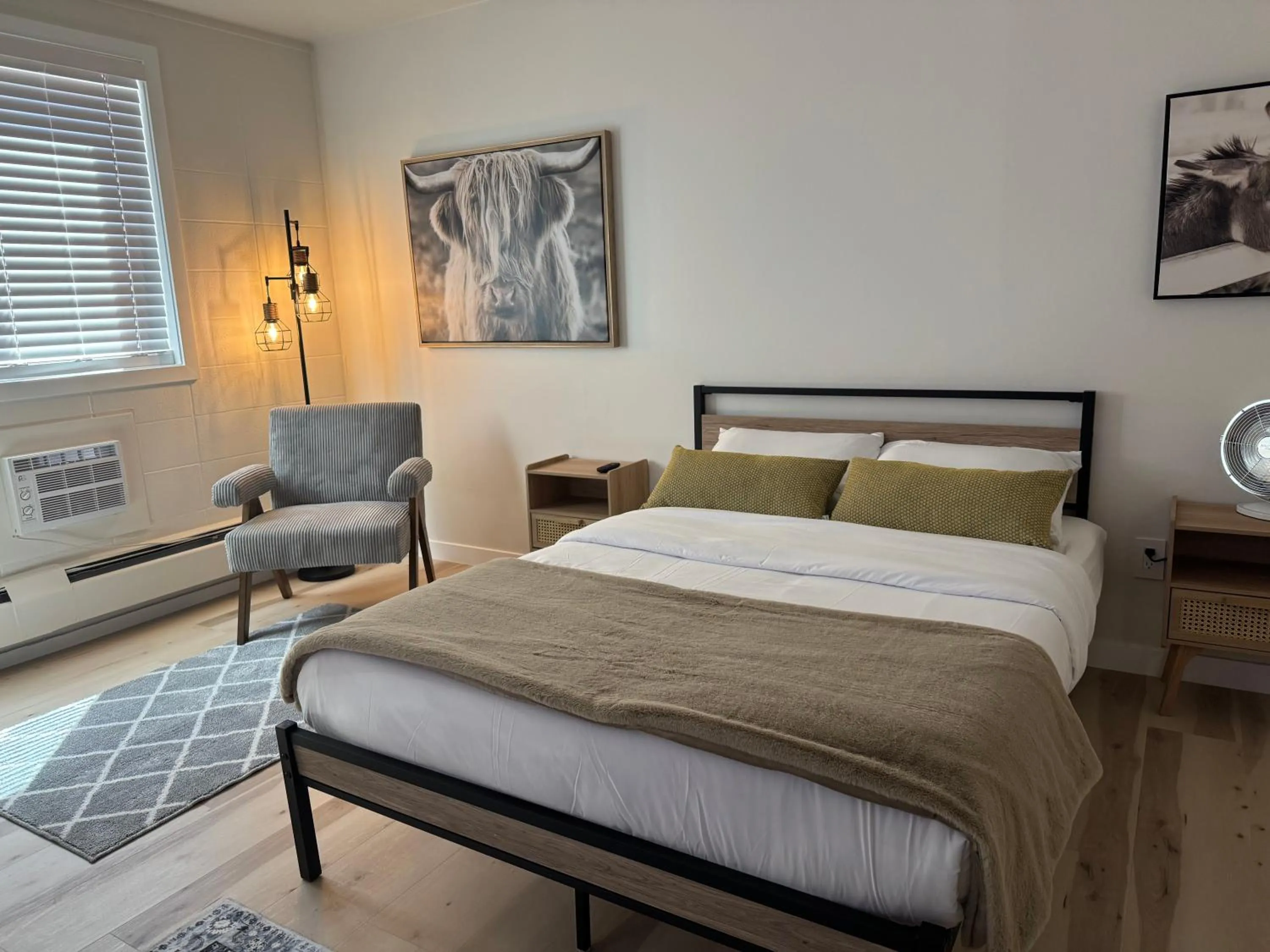 Bedroom, Bed in Commercial Hotel