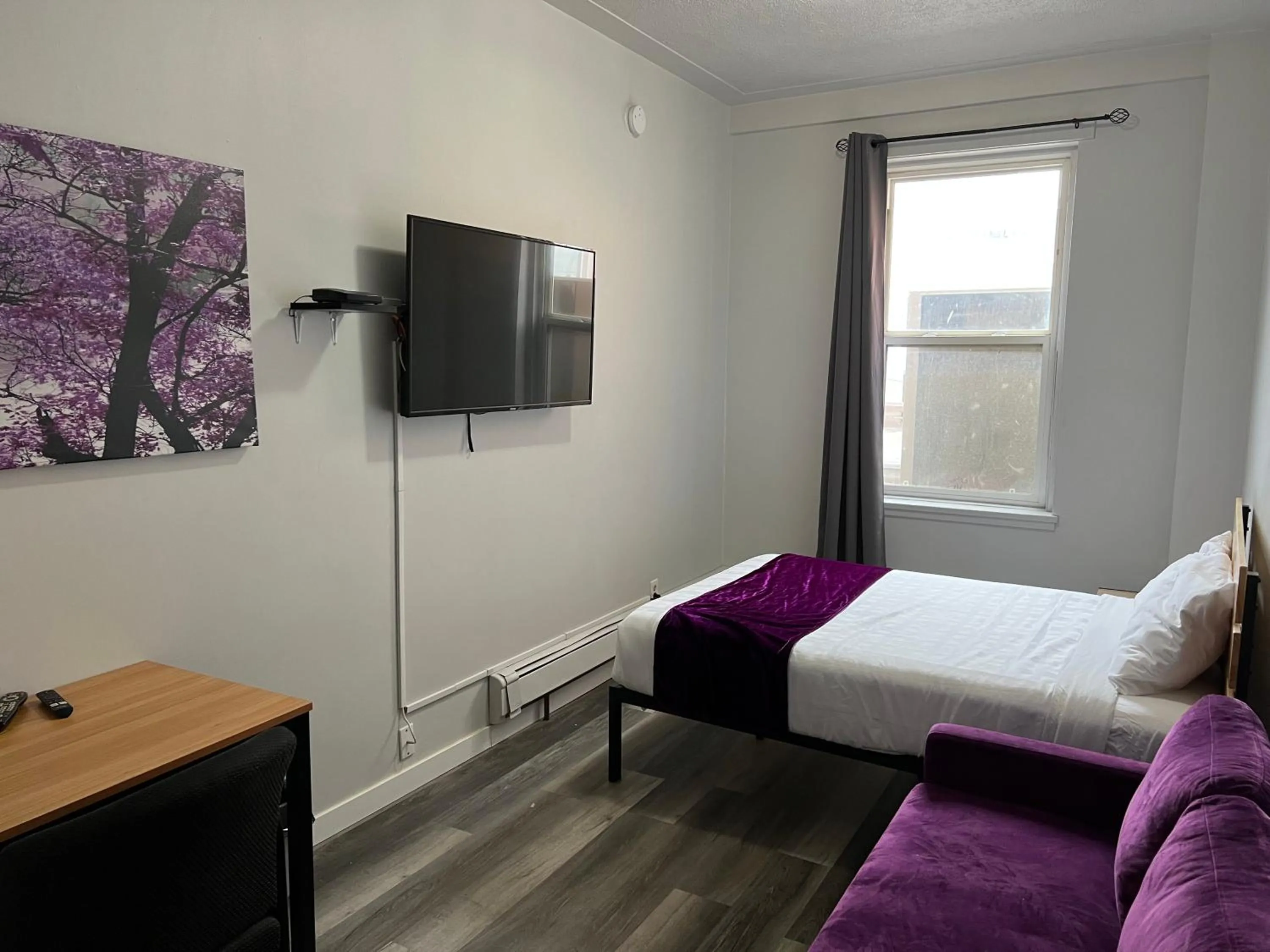 Bedroom, Bed in Commercial Hotel