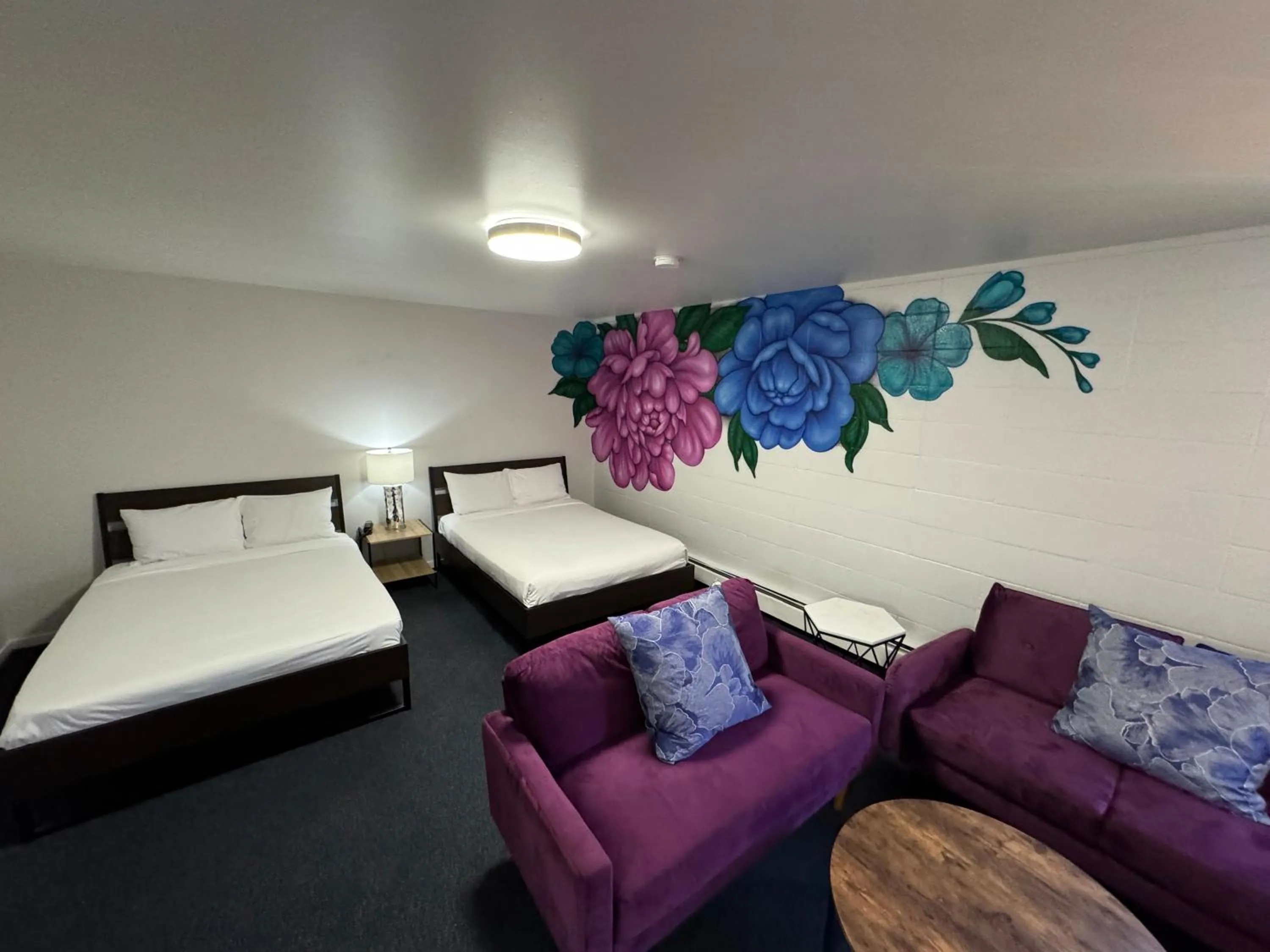 Bedroom, Bed in Commercial Hotel