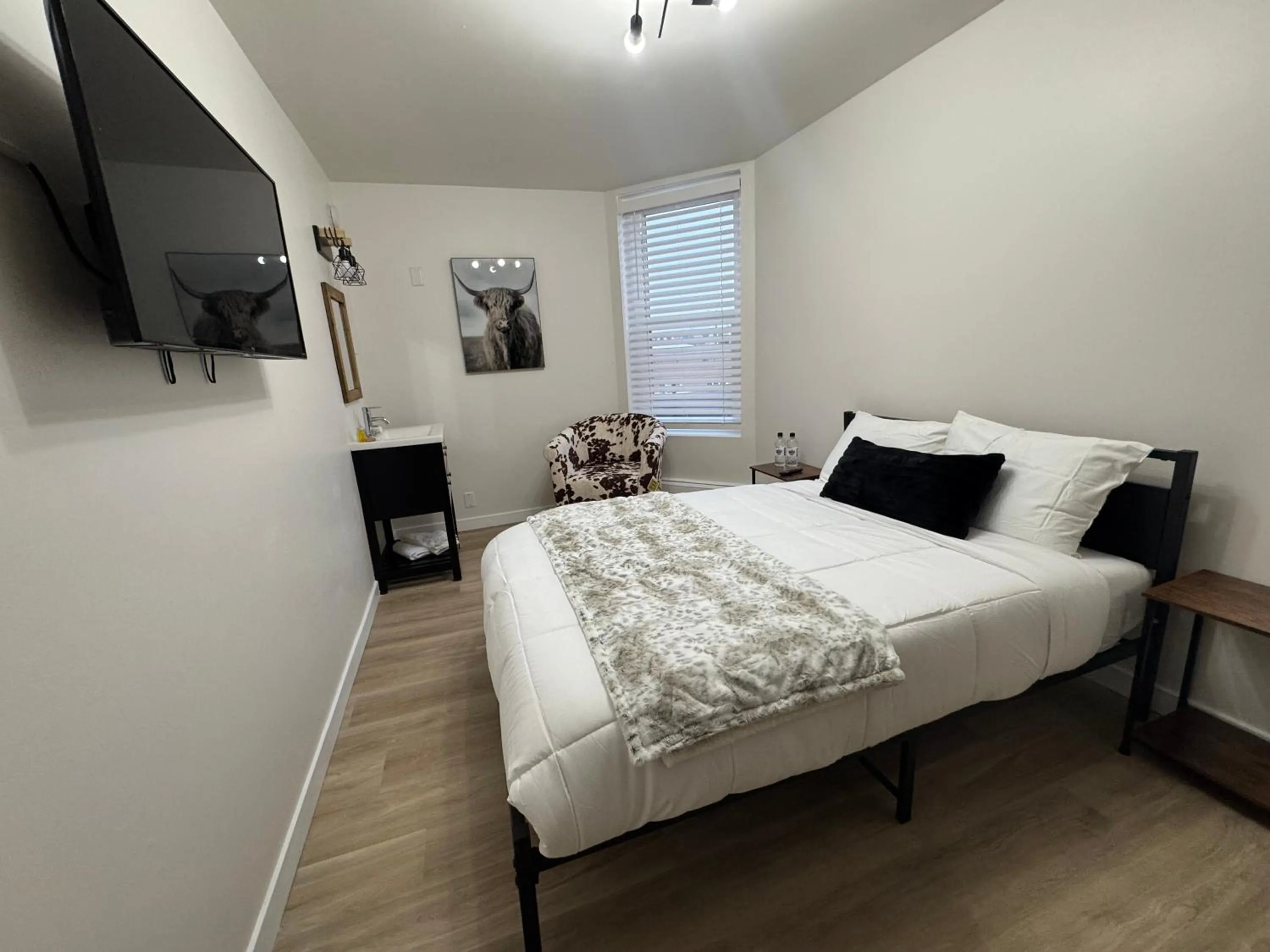 Bedroom, Bed in Commercial Hotel