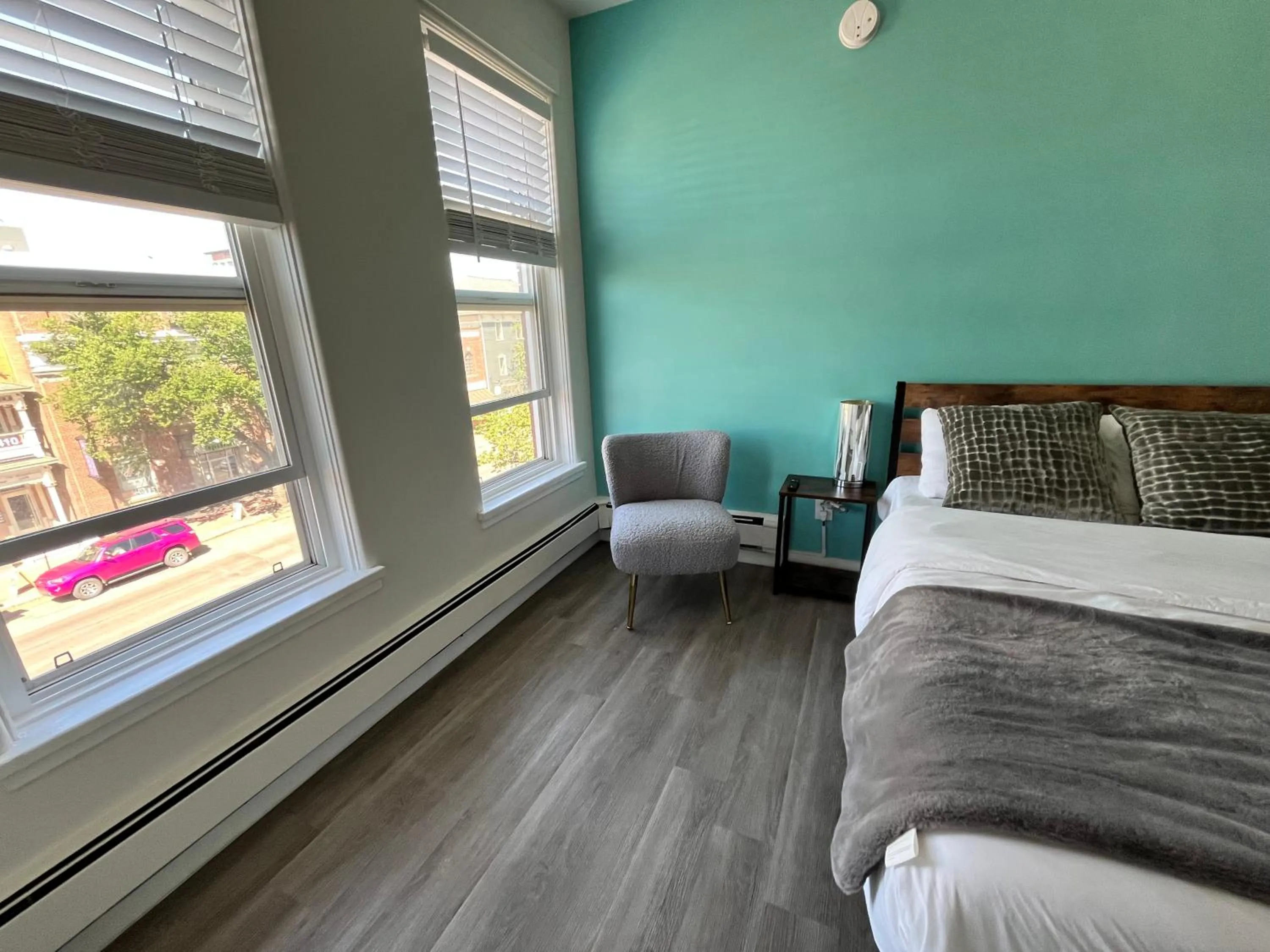 Bedroom, Bed in Commercial Hotel