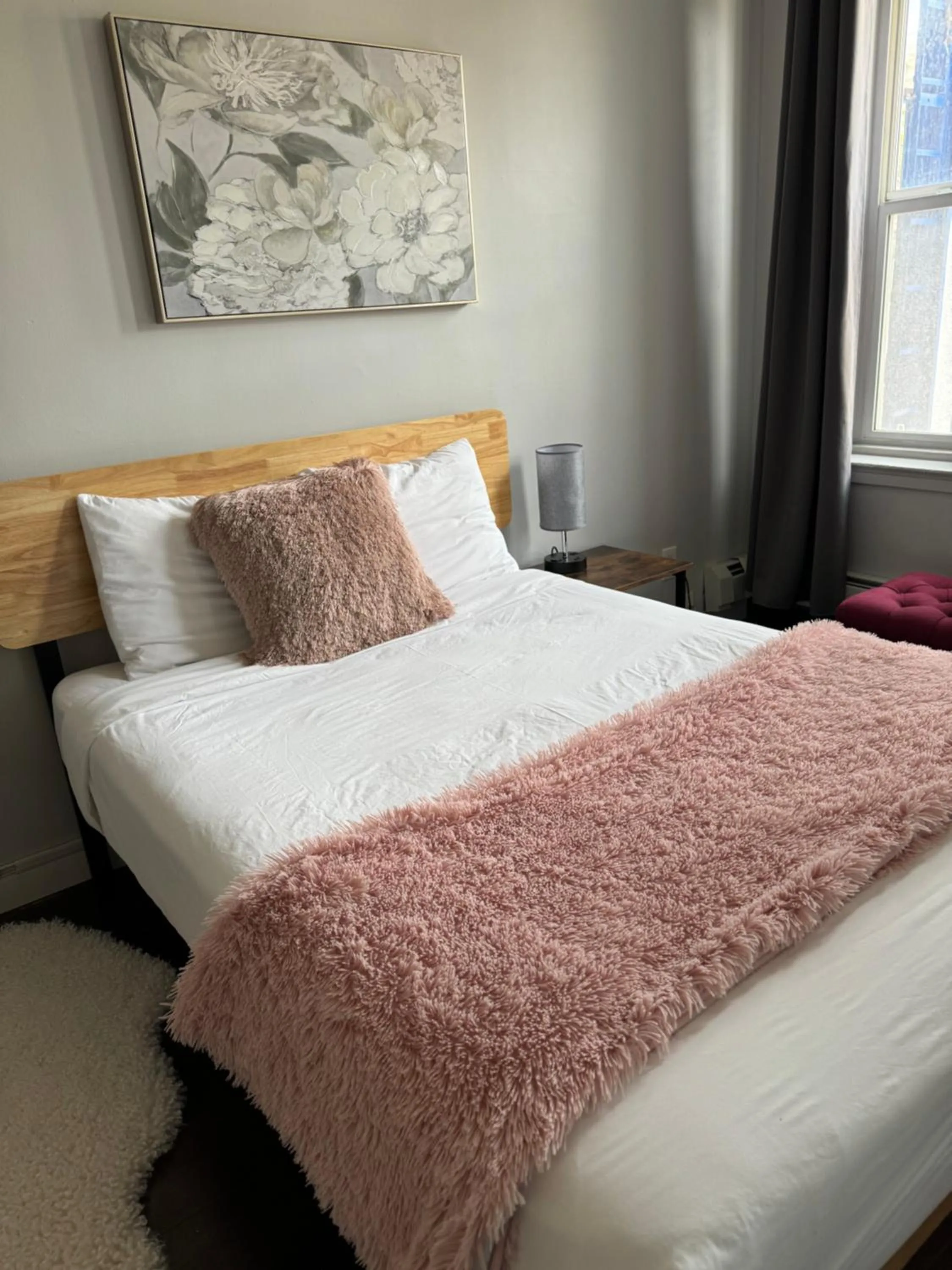 Bedroom, Bed in Commercial Hotel