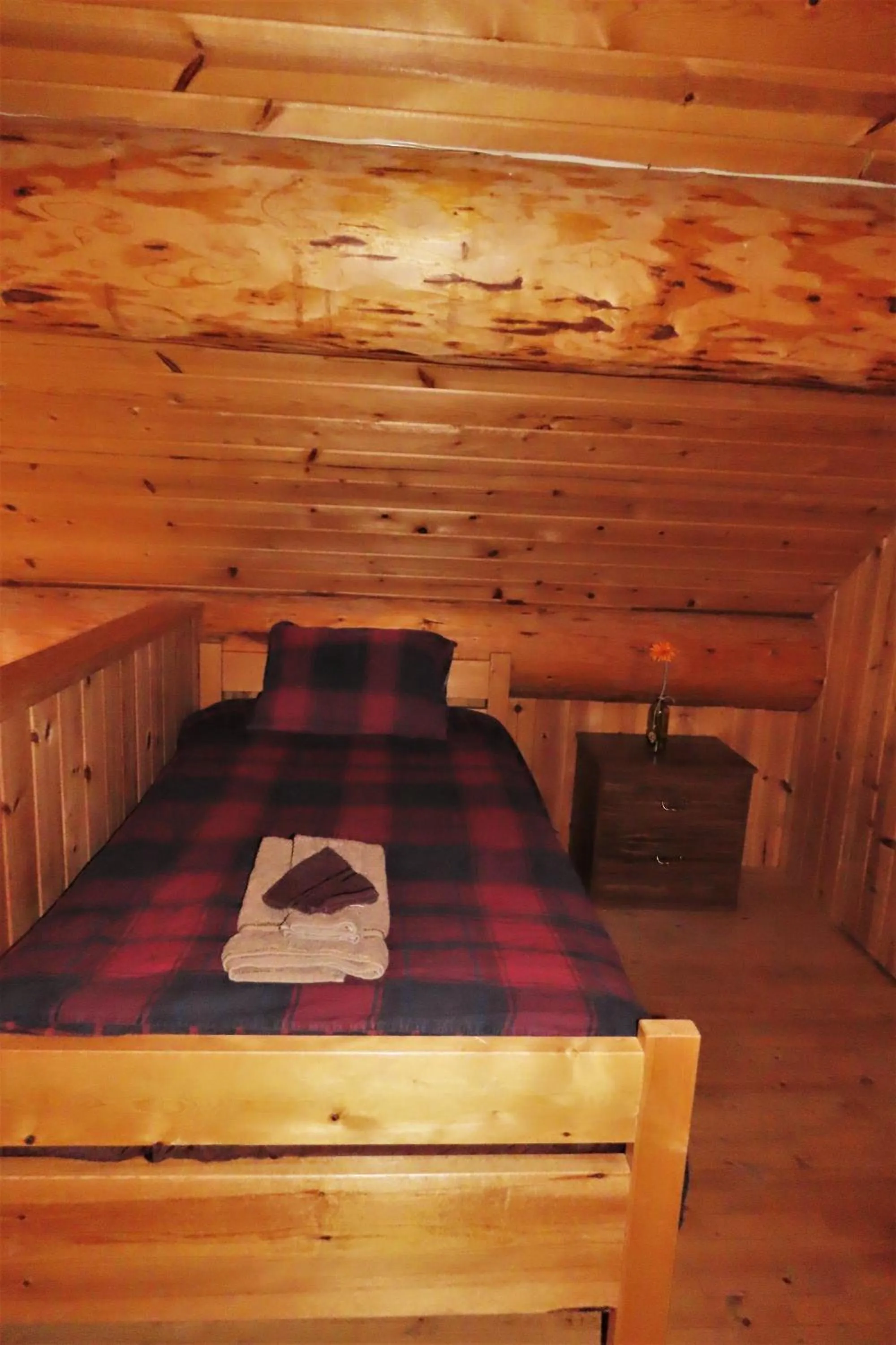 Bedroom, Bed in Rocky Ridge Resort-BC