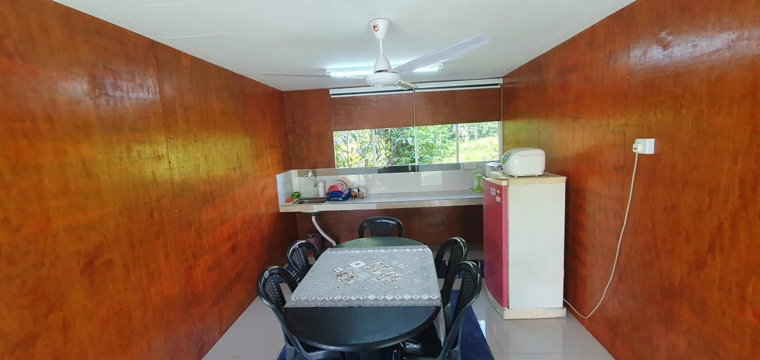 Kitchen or kitchenette in Chalet Kampong Semawar