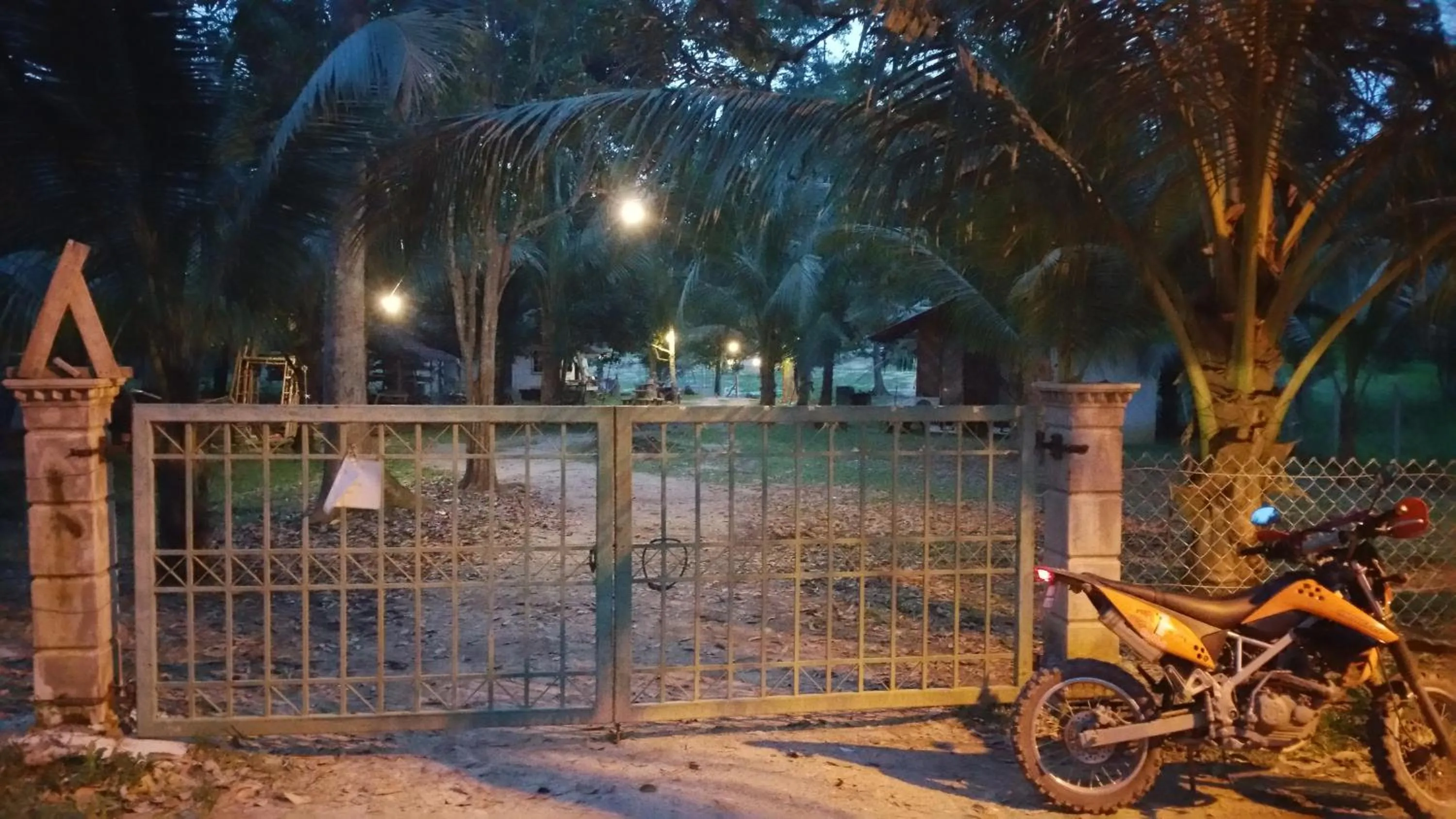 Night in Chalet Kampong Semawar