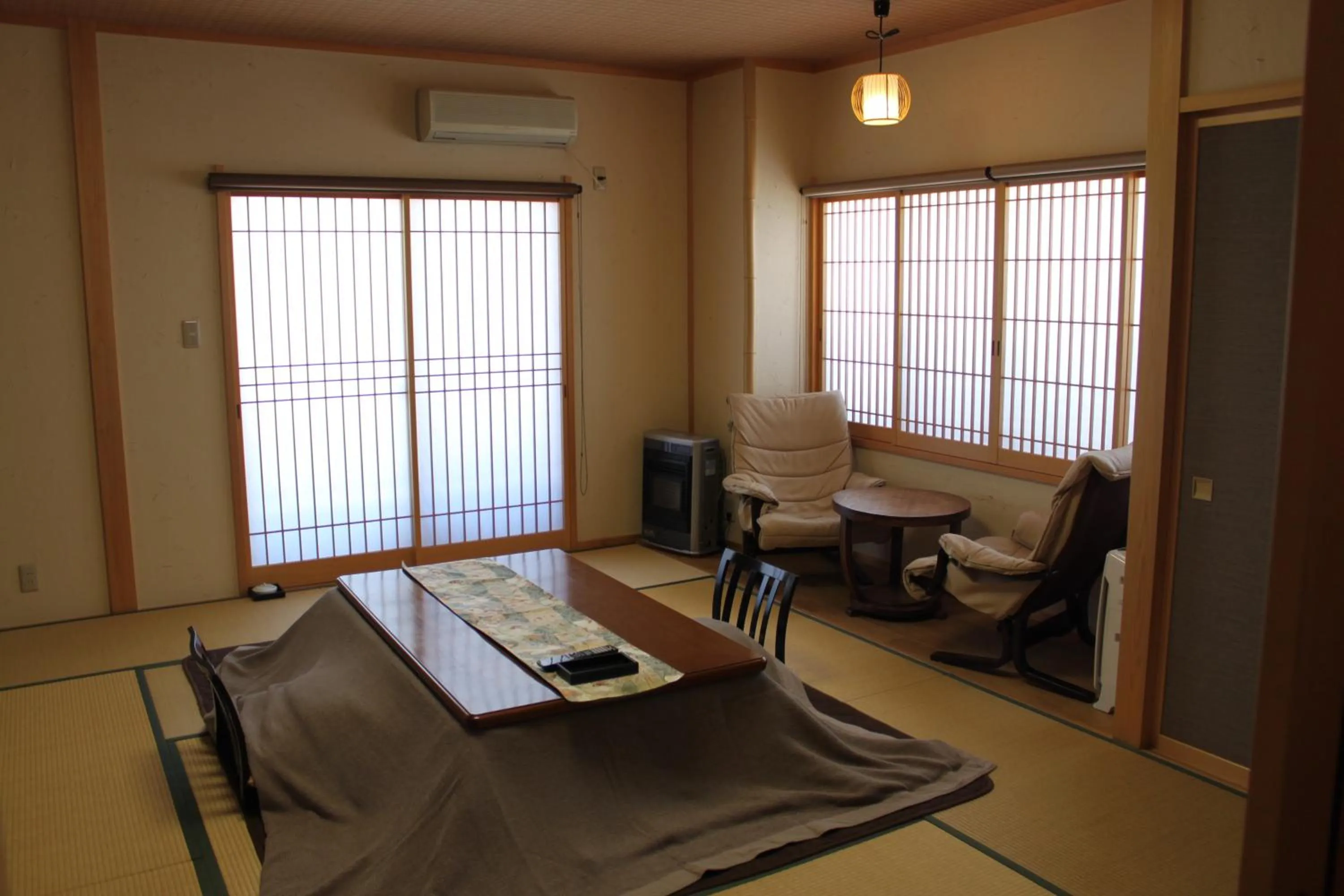Photo of the whole room in Hanaichi