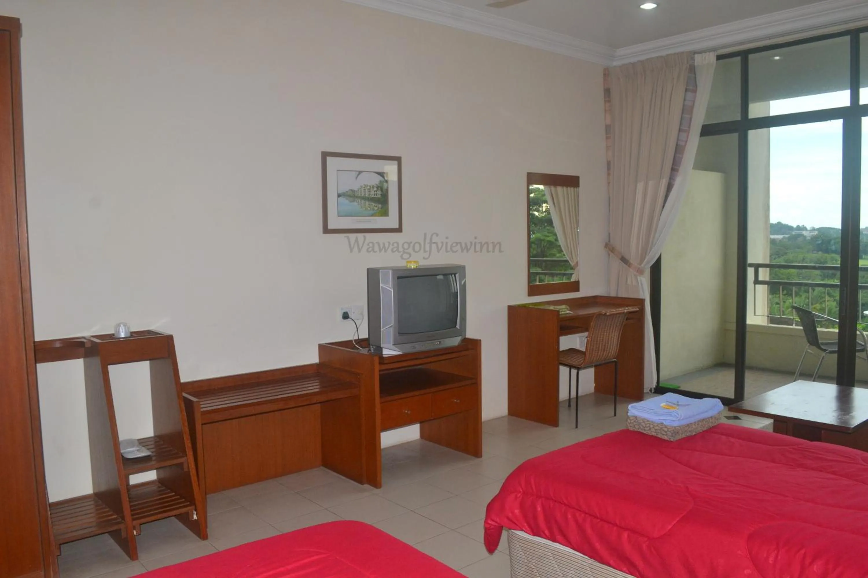 TV and multimedia in Wawa's Golf View Inn