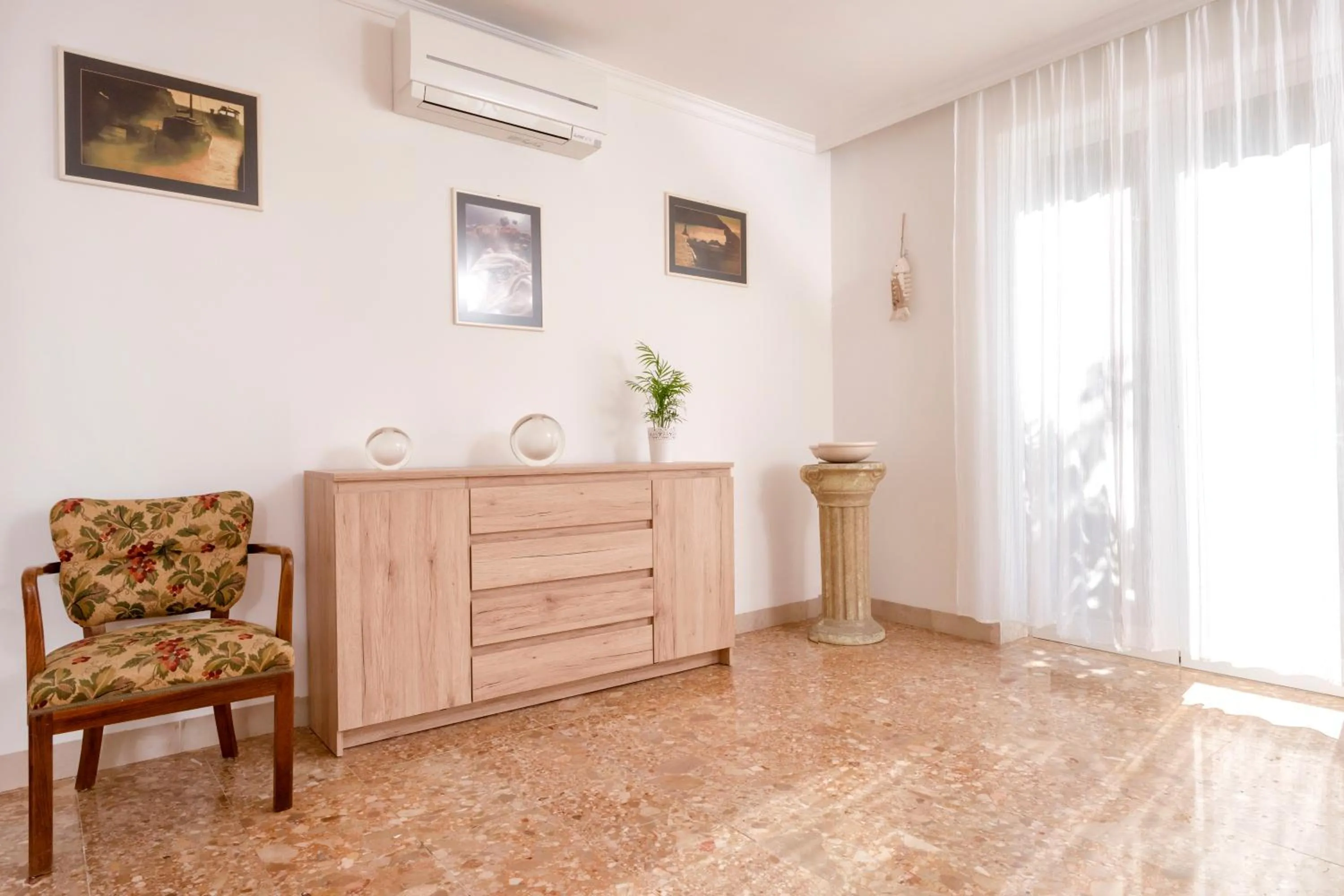 Seating area in Pine Beach Villa