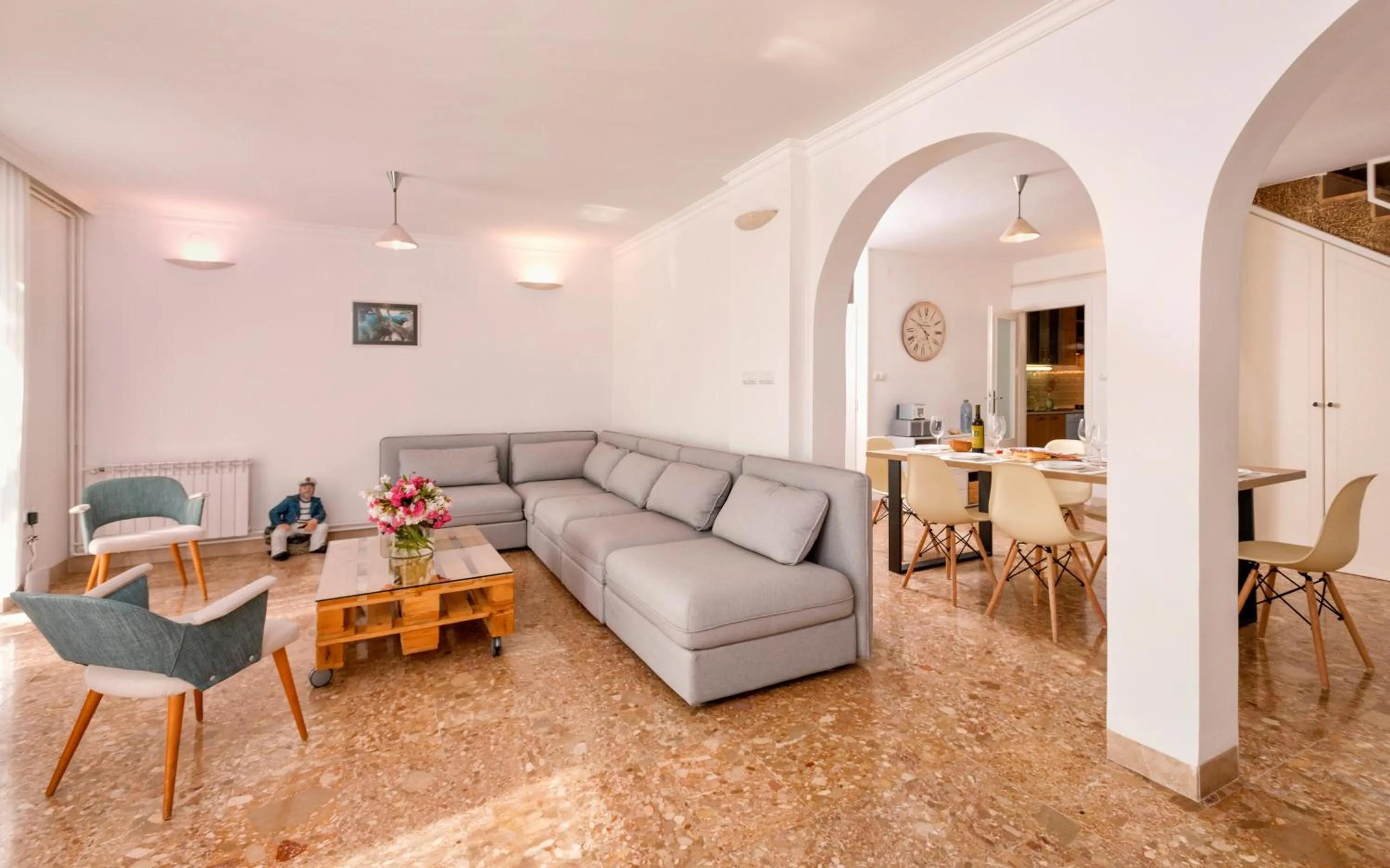 Photo of the whole room in Pine Beach Villa