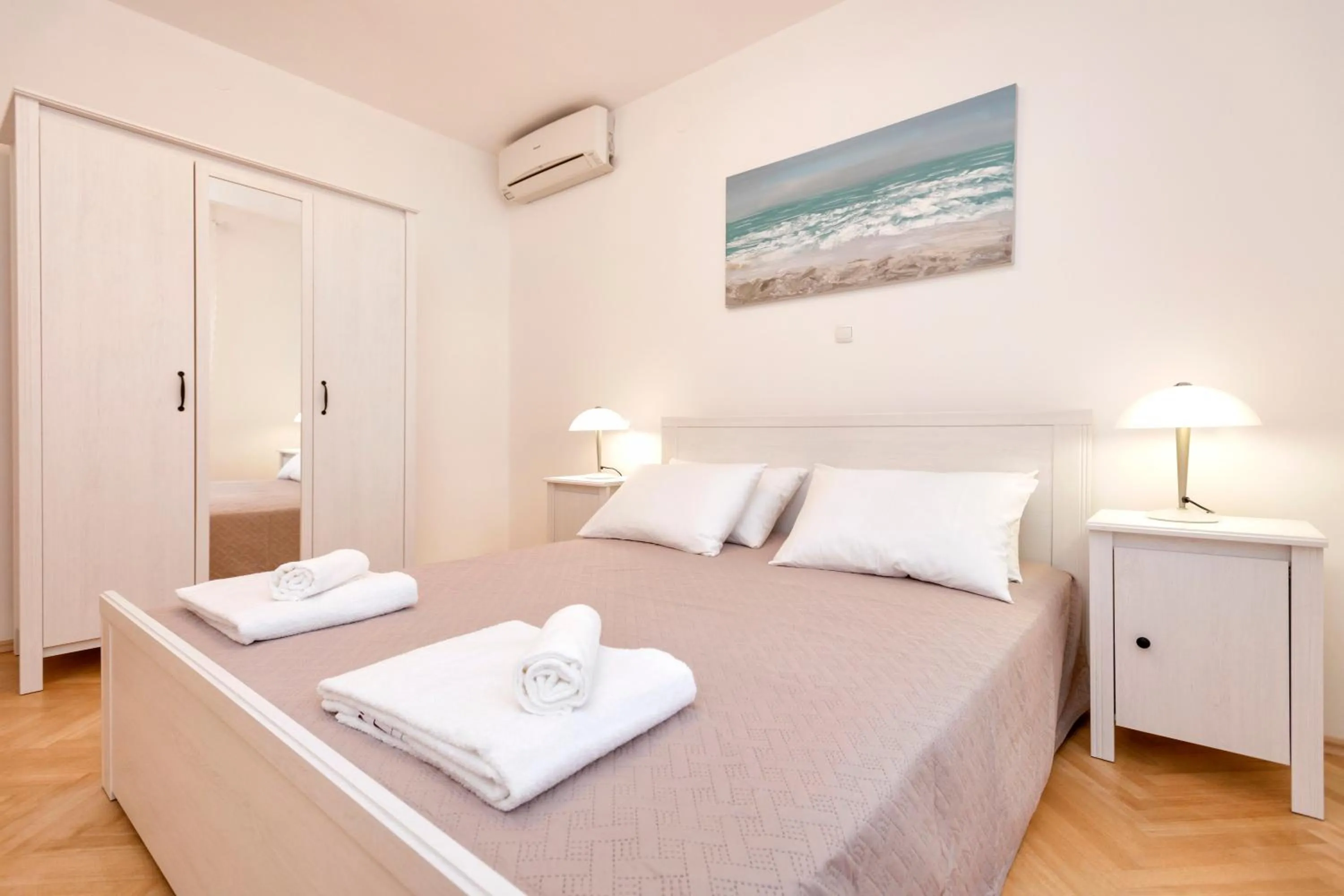 Bedroom, Bed in Pine Beach Villa