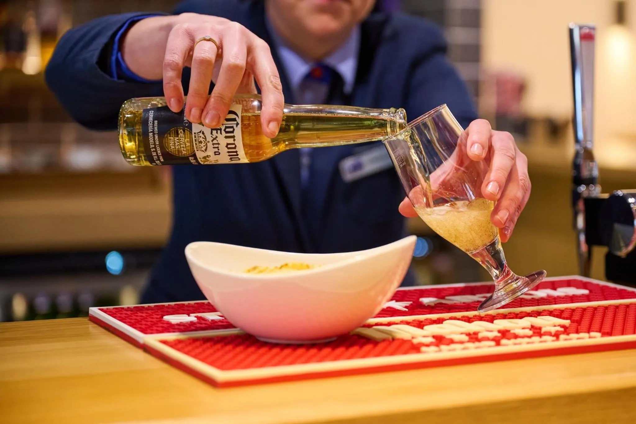 Lounge or bar in Holiday Inn Express London Croydon by IHG