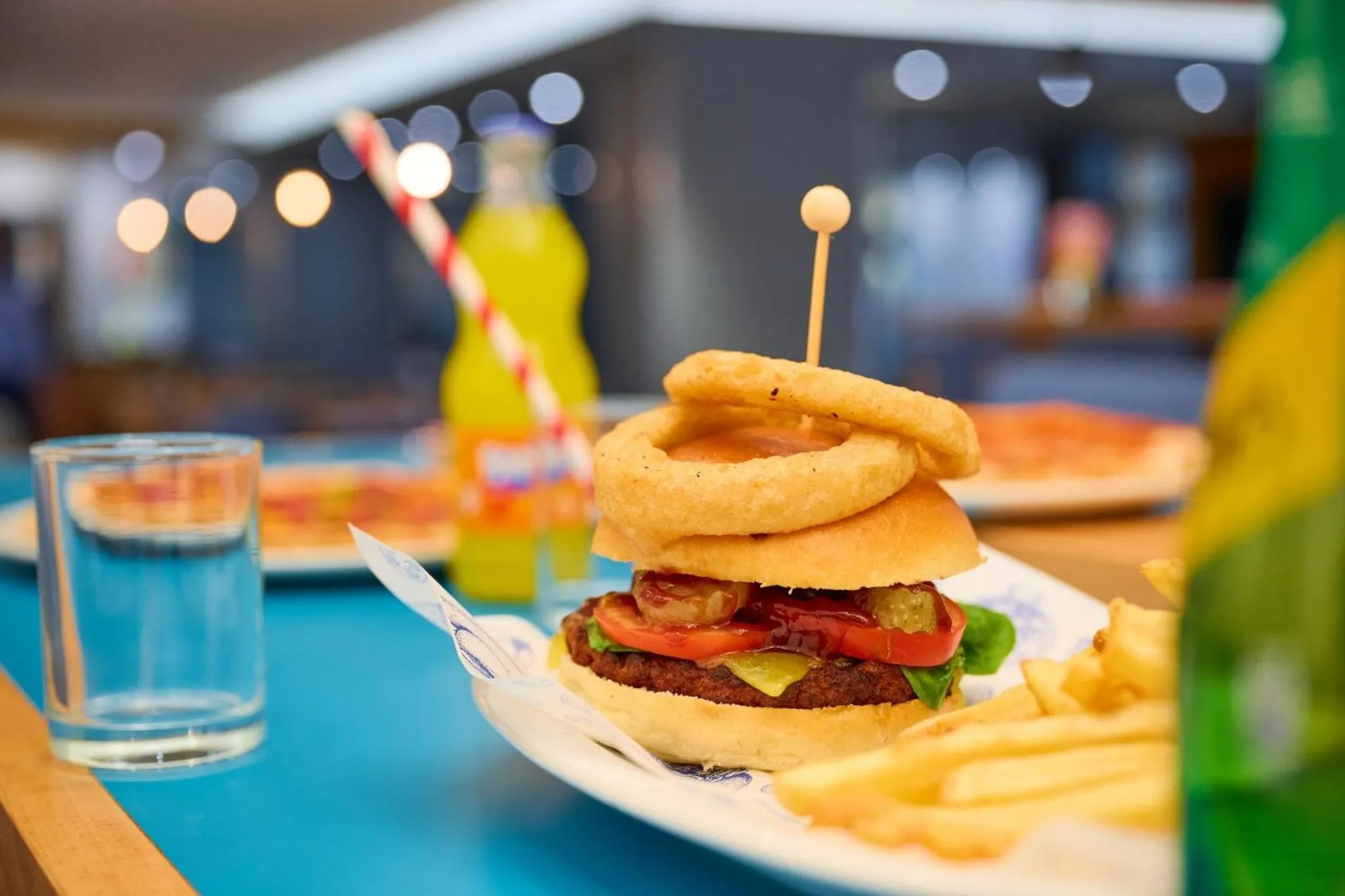 Restaurant/places to eat in Holiday Inn Express London Croydon by IHG