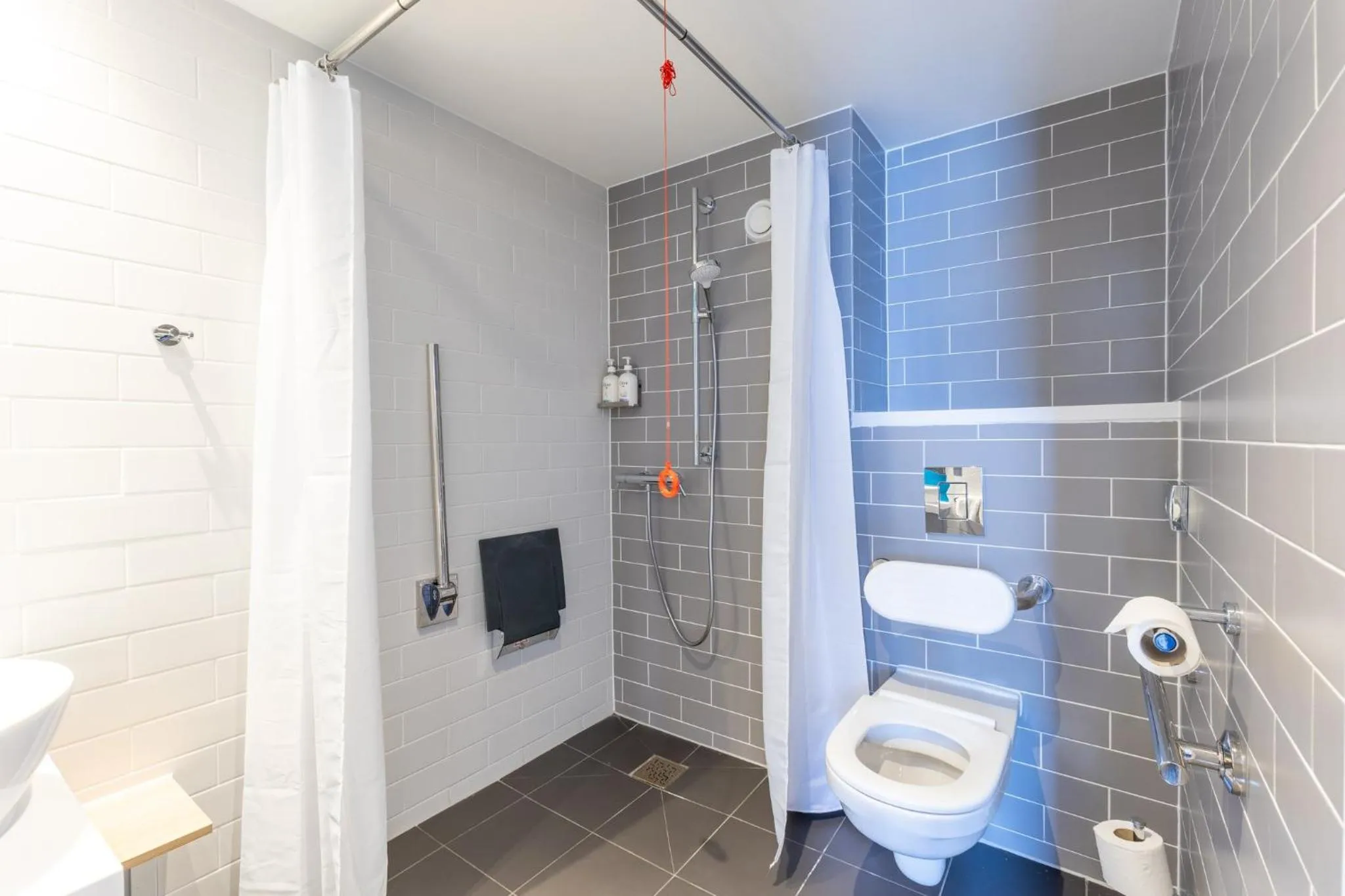 Photo of the whole room in Holiday Inn Express London Croydon by IHG