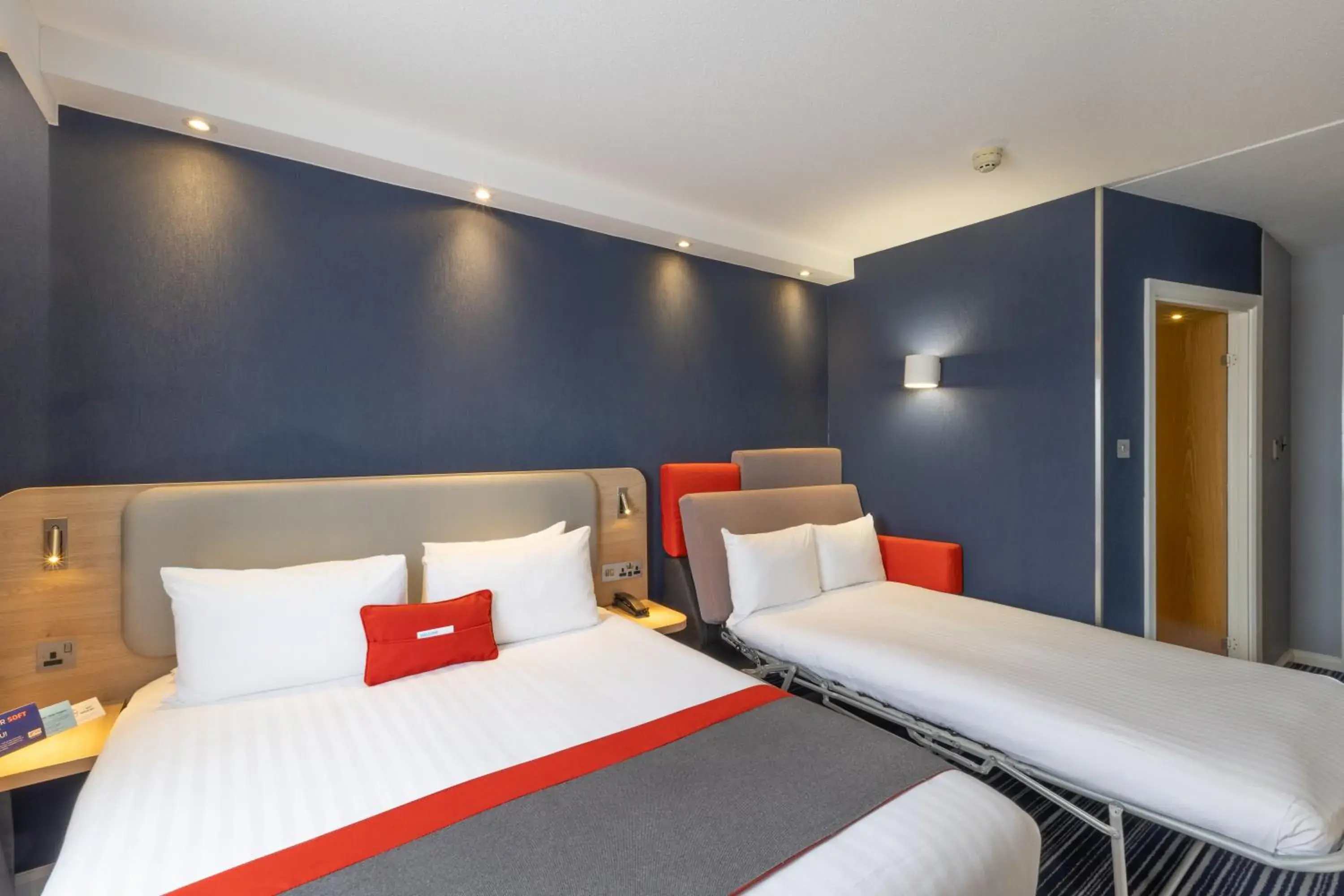 Standard Double Room with Sofa Bed and Free Hot Breakfast in Holiday Inn Express London Croydon by IHG Standard Double Room with Sofa Bed and Free Hot Breakfast in Holiday Inn Express London Croydon by IHG