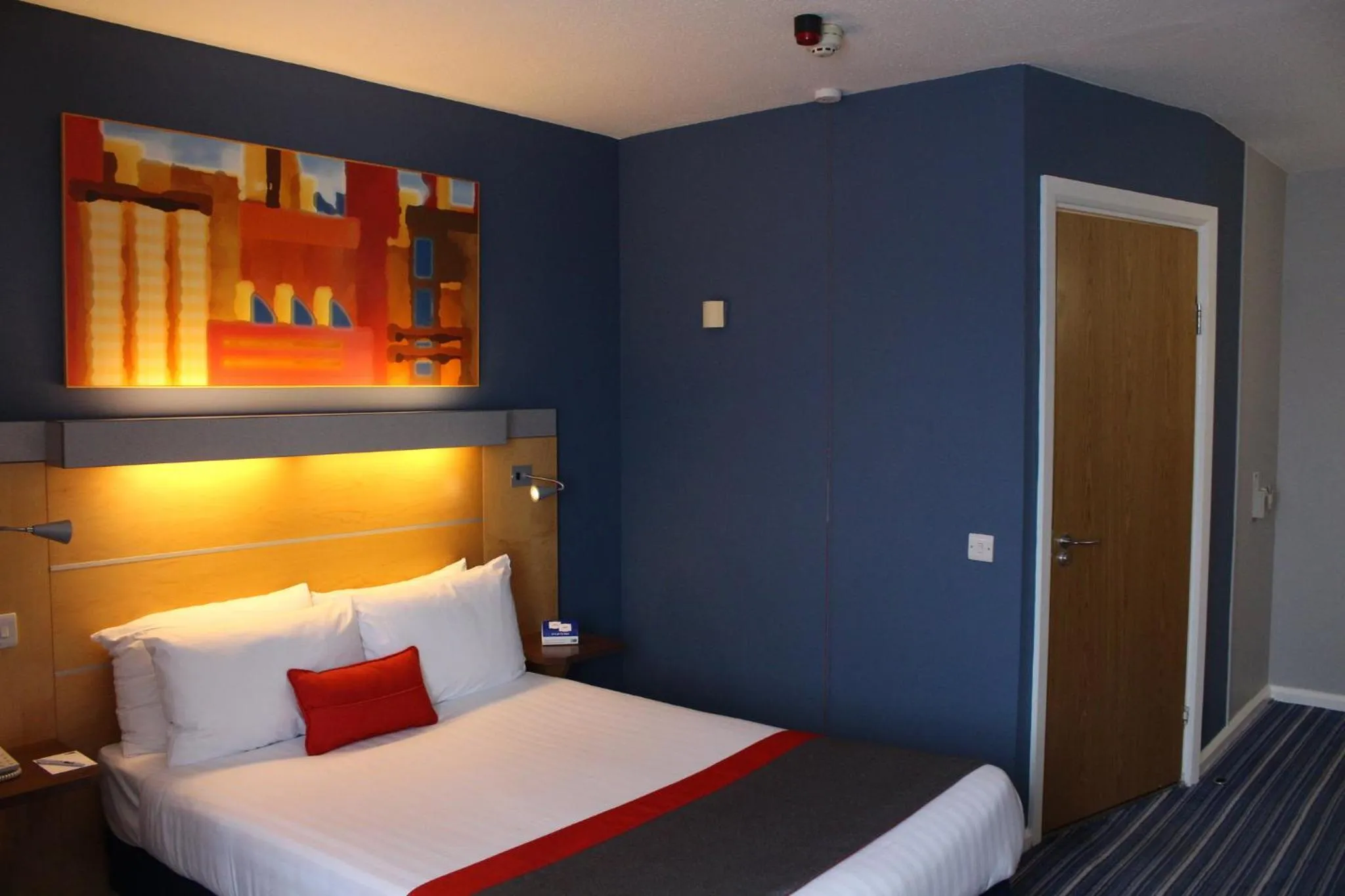 Photo of the whole room, Bed in Holiday Inn Express London Croydon by IHG