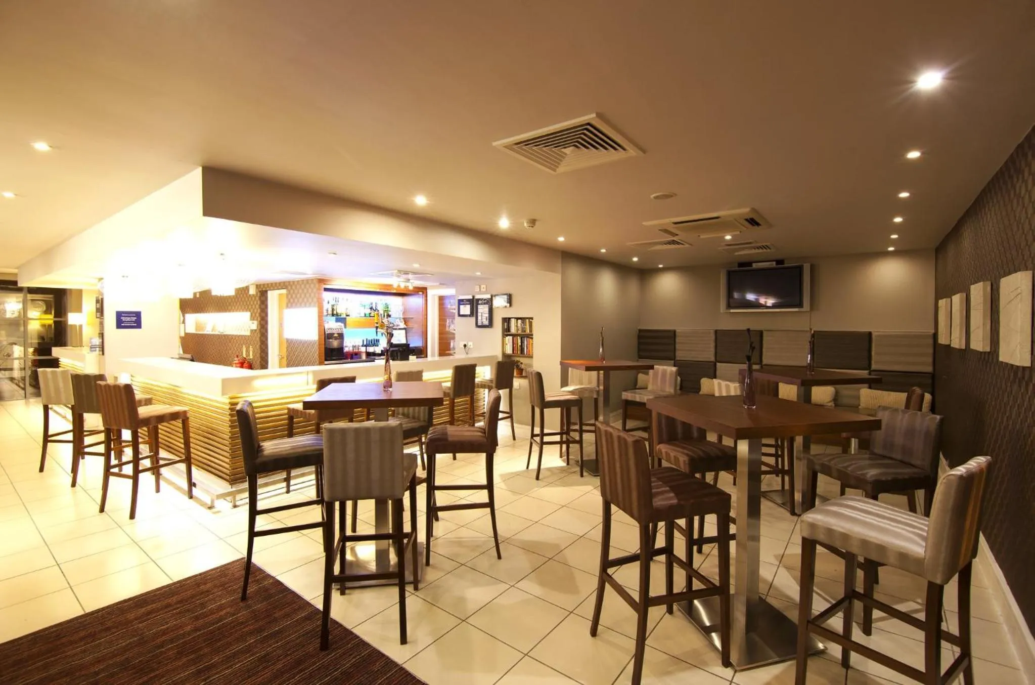 Lounge or bar in Holiday Inn Express London Croydon by IHG
