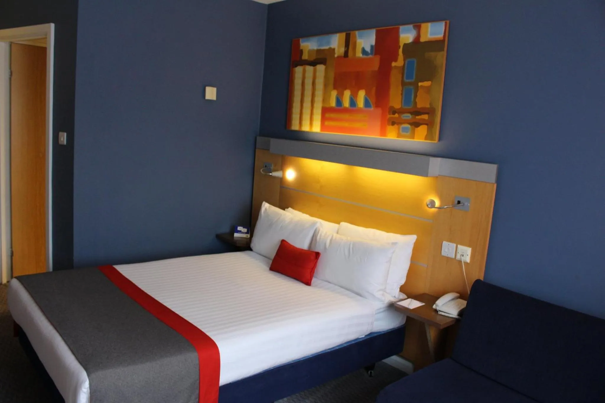 Photo of the whole room, Bed in Holiday Inn Express London Croydon by IHG