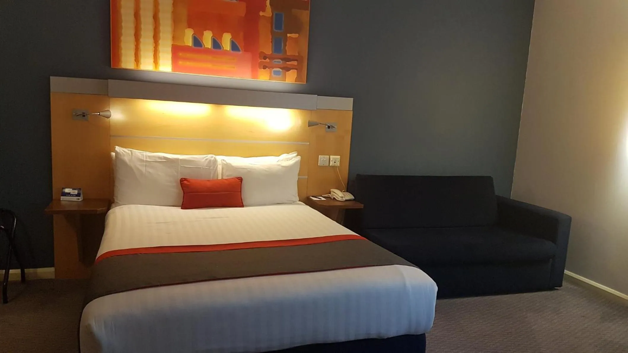 Photo of the whole room, Bed in Holiday Inn Express London Croydon by IHG