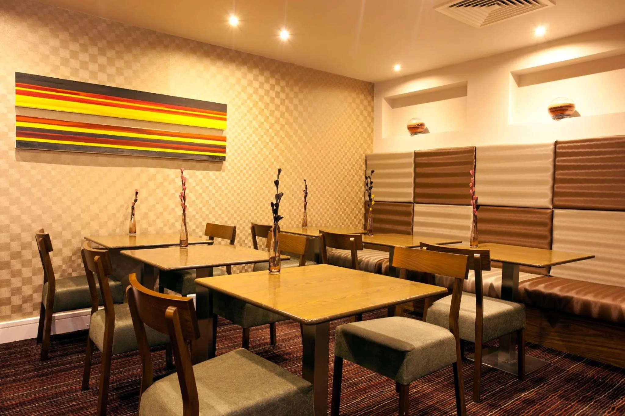 Restaurant/places to eat in Holiday Inn Express London Croydon by IHG