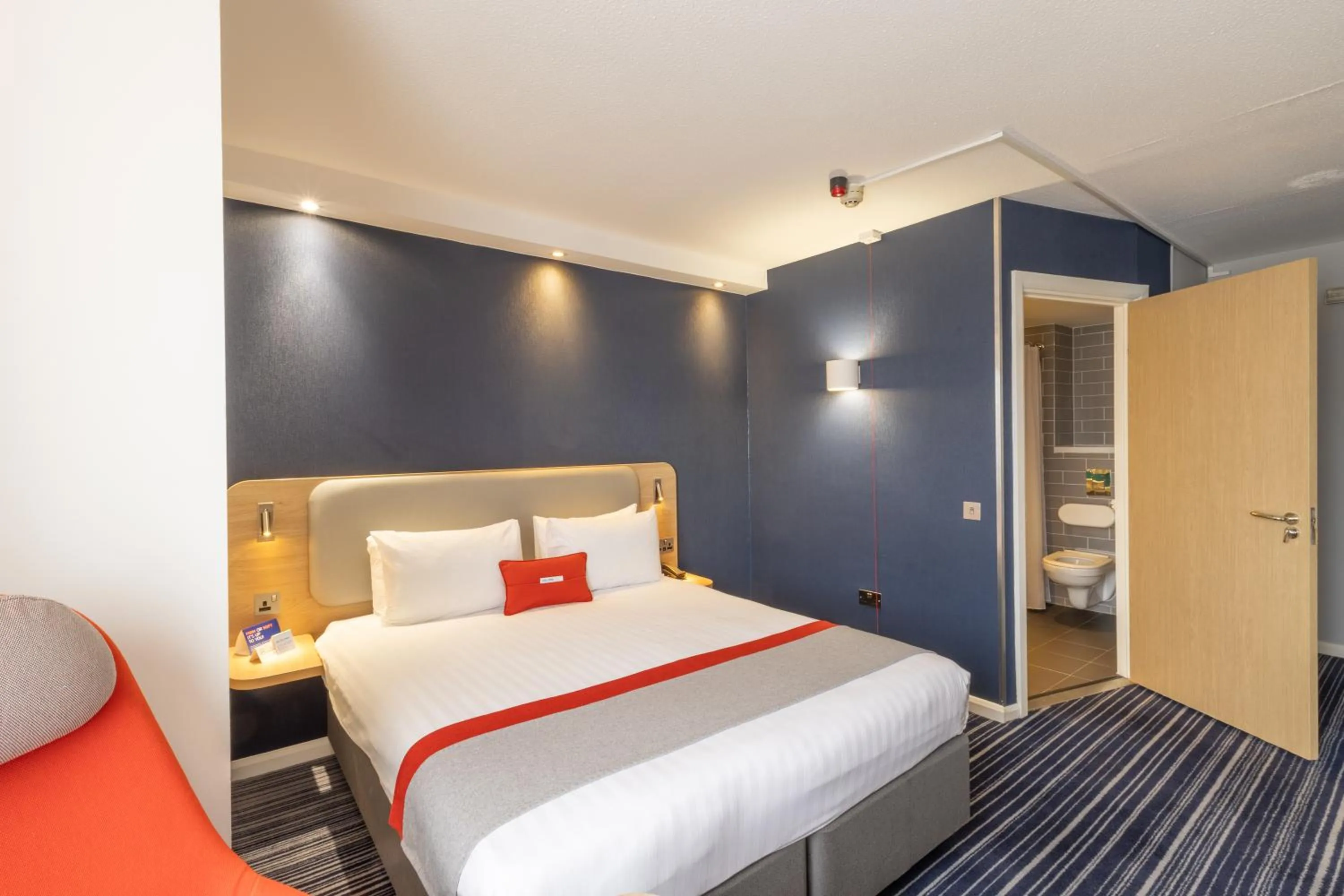 Bedroom, Bed in Holiday Inn Express London Croydon by IHG