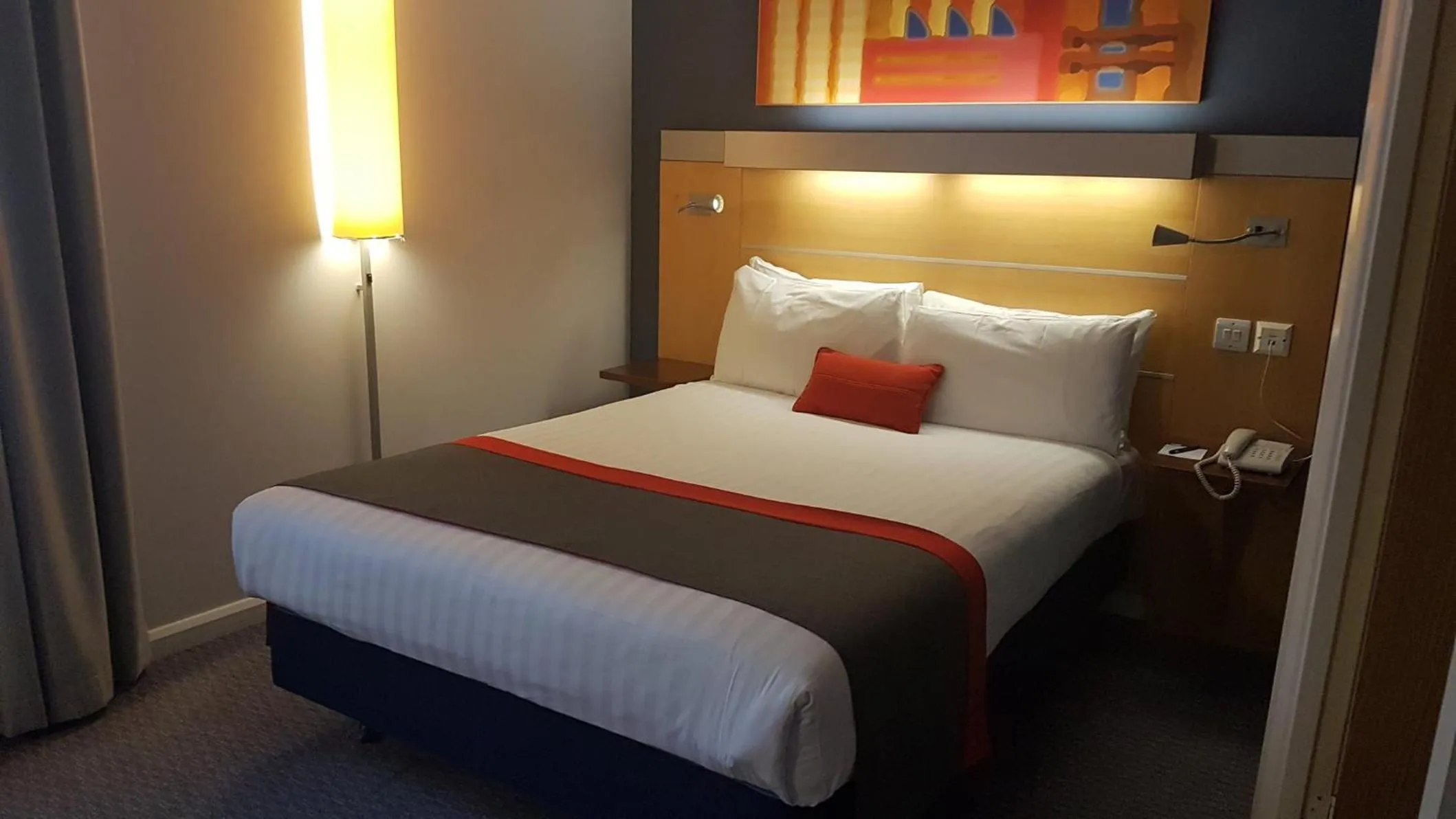 Photo of the whole room, Bed in Holiday Inn Express London Croydon by IHG